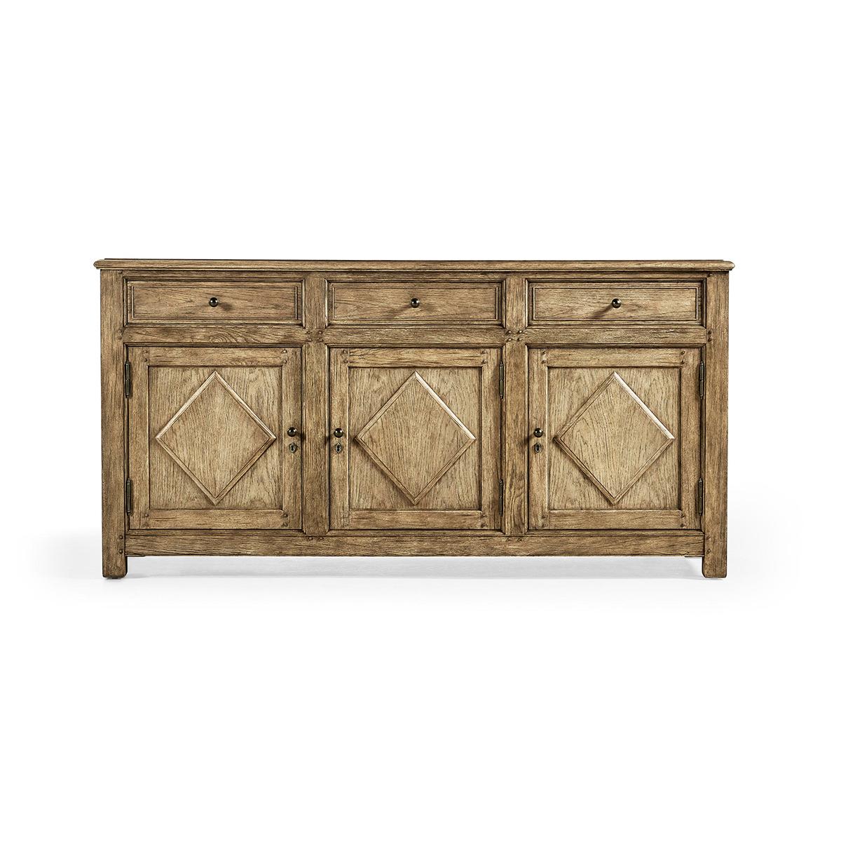 Ein Meisterwerk traditioneller Handwerkskunst, das luxuriöses Design mit struktureller Perfektion verbindet. Dieses aus massiver Eiche mit Kastanienfurnier gefertigte Sideboard ist in einem verführerischen Kastanienbraun mit Streifenoptik gehalten,