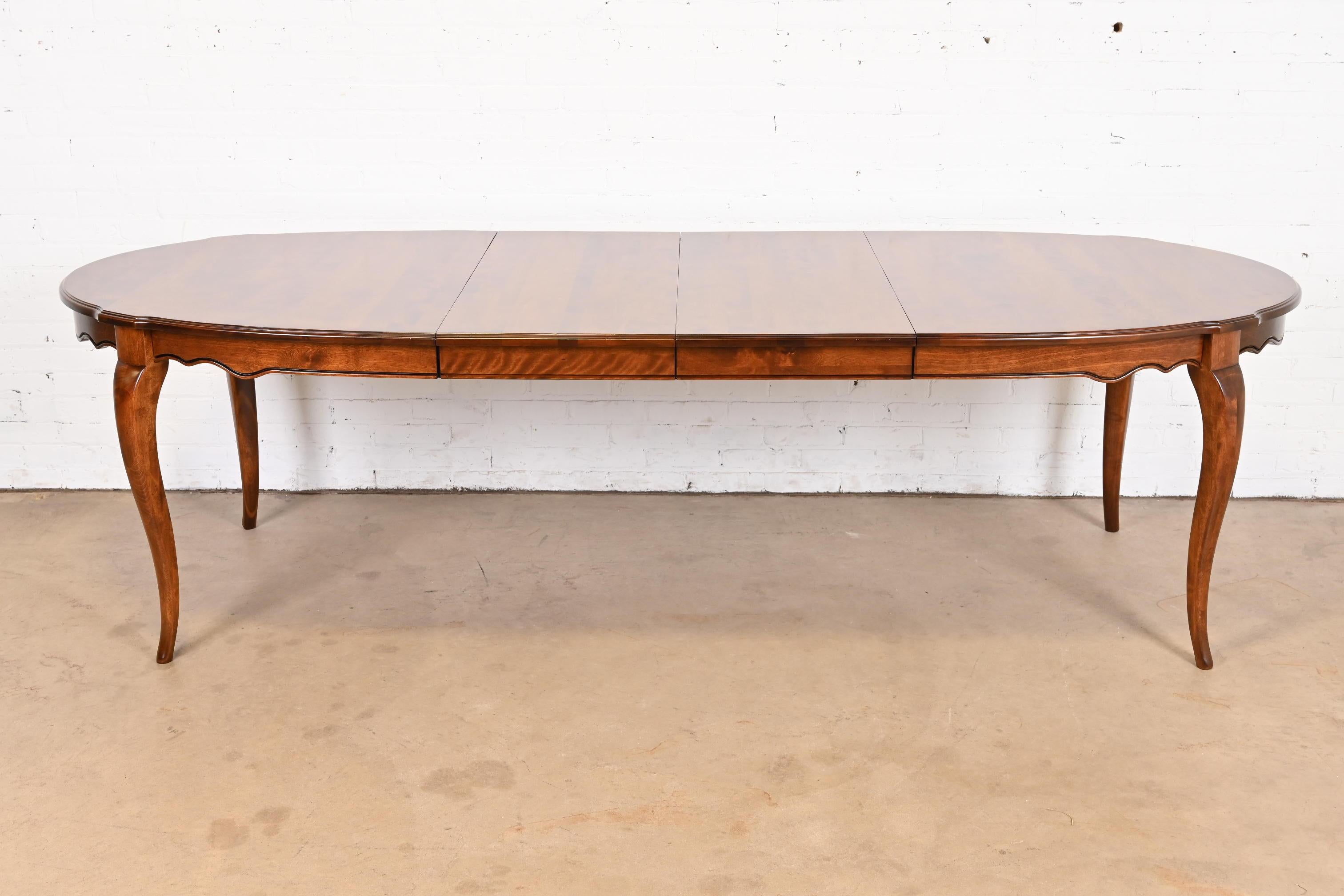 An exceptional French Provincial style solid birch extension dining table

USA, Late 20th Century

Measures: 70