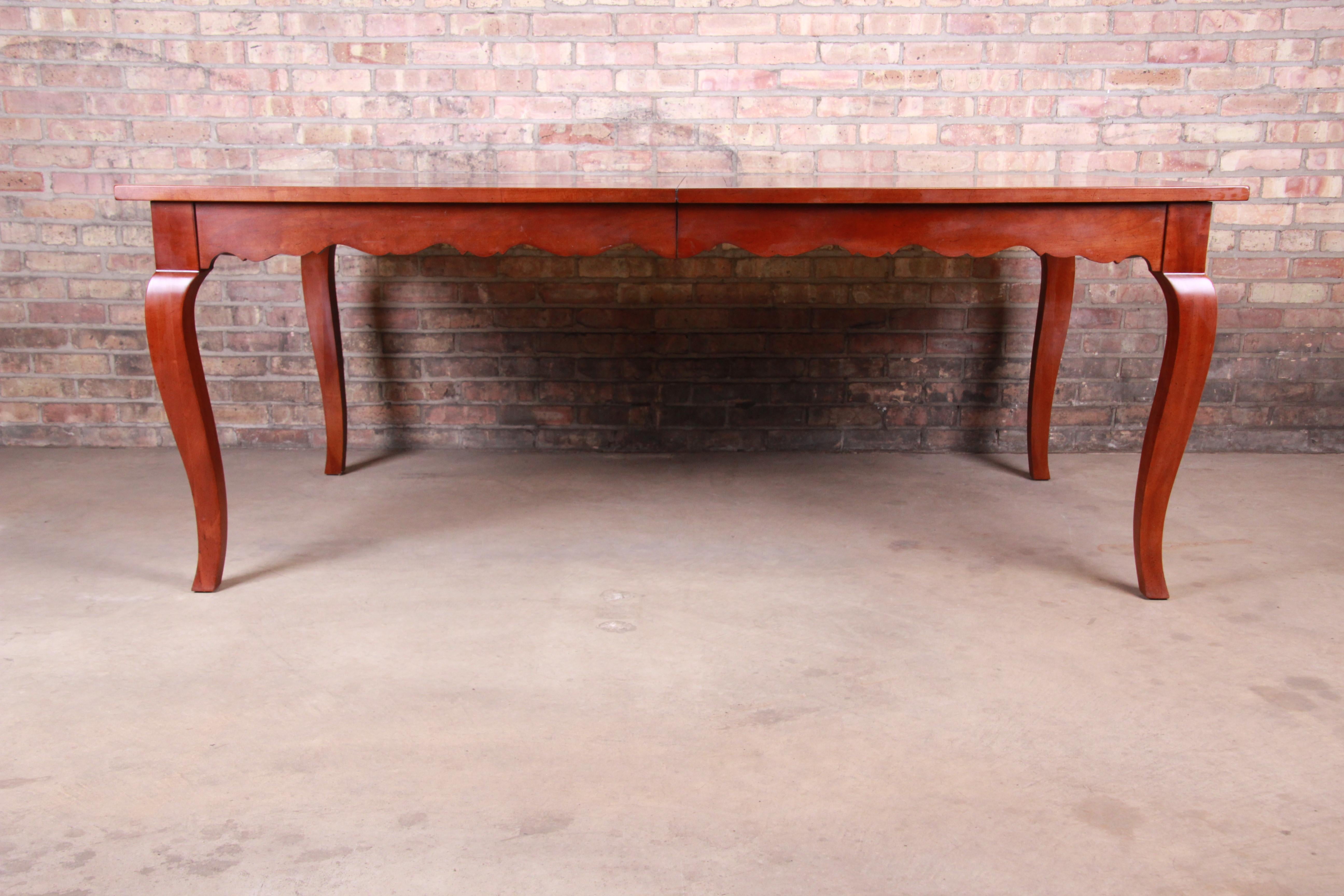 A gorgeous French Country solid cherry extension dining table

By Wright Table Company

USA, circa 1990s

Measures: 78.38