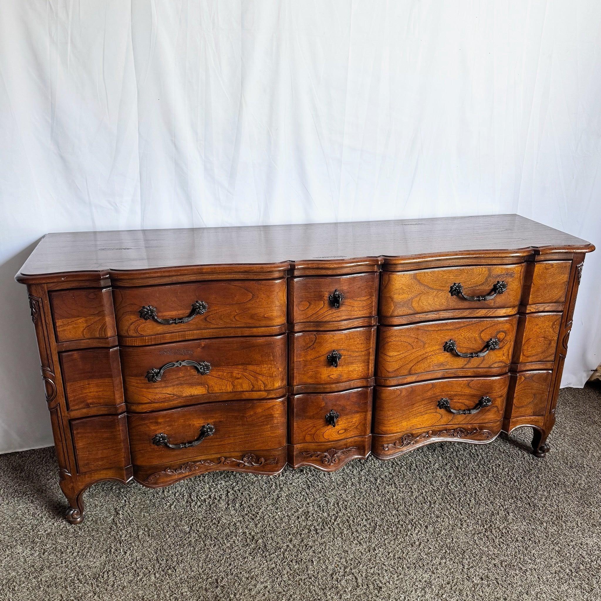 Valorizza la tua camera da letto con questo comò provinciale francese triplo: design intramontabile in legno massiccio, ferramenta in ottone e silhouette classica.
 
 Una scheggiatura sul lato di uno dei piedi, come mostrato nelle foto.
 
 Vendiamo