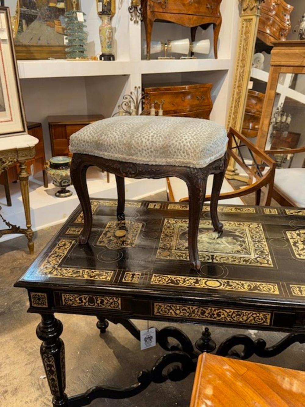 Sgabello in noce intagliato della Provincia francese della fine del XIX secolo con tessuto Scalamandre. Circa 1890. Aggiunge calore e charme a qualsiasi stanza! 20L x 14D x 18H