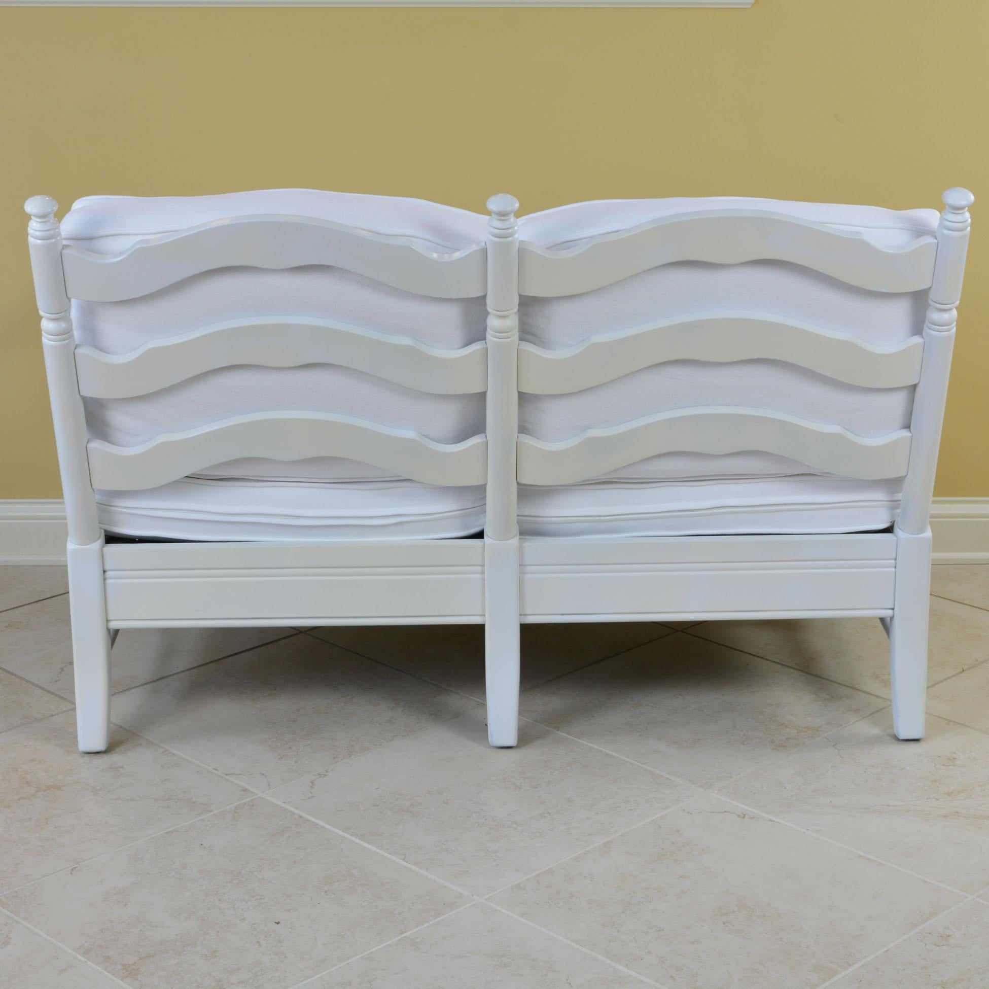 French Provincial Style 2 Person White Settee In Fair Condition For Sale In Pataskala, OH