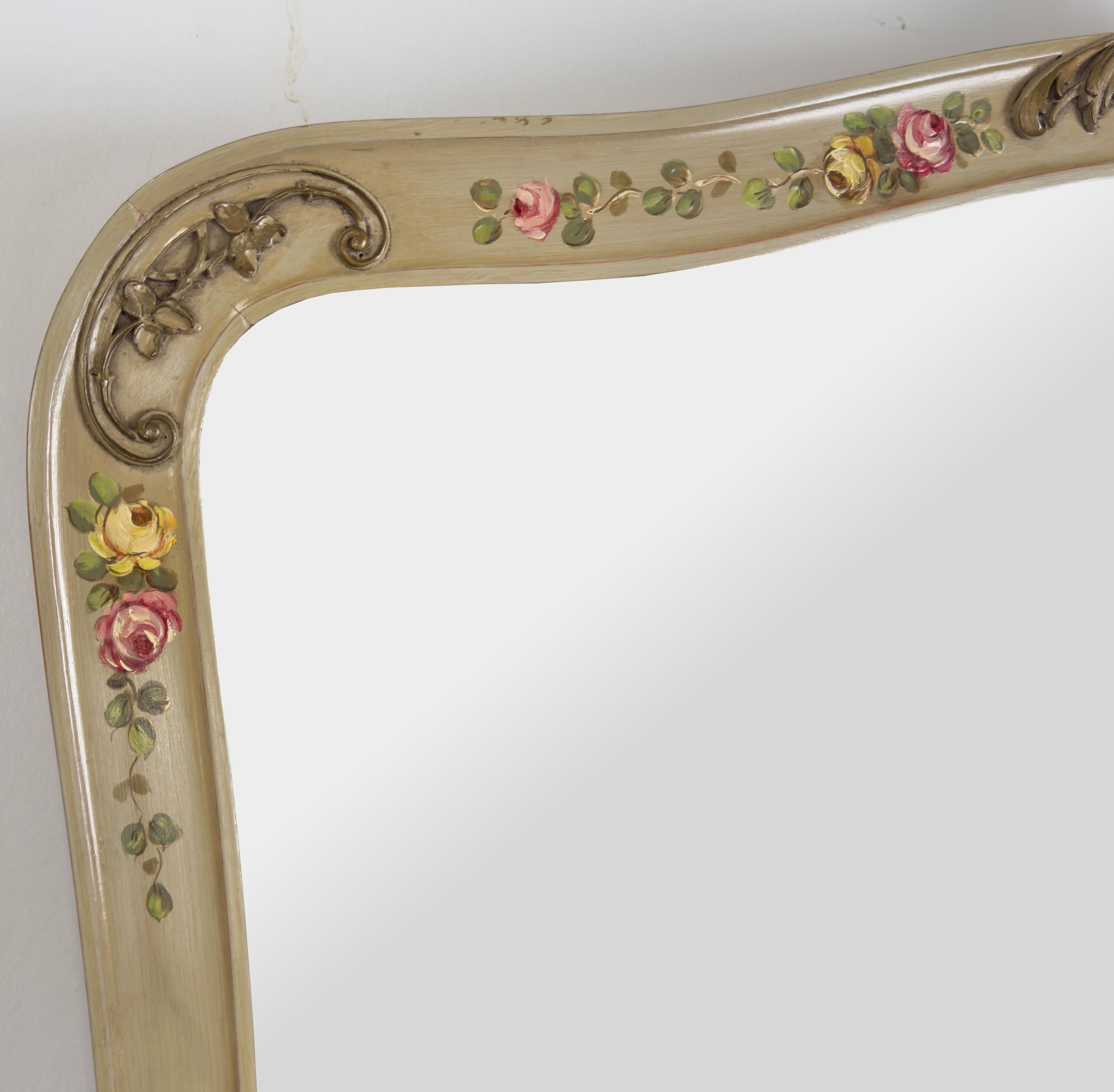 Provincial français Miroir mural ou de cheminée de style provincial français beige peint à la main à motifs floraux en vente