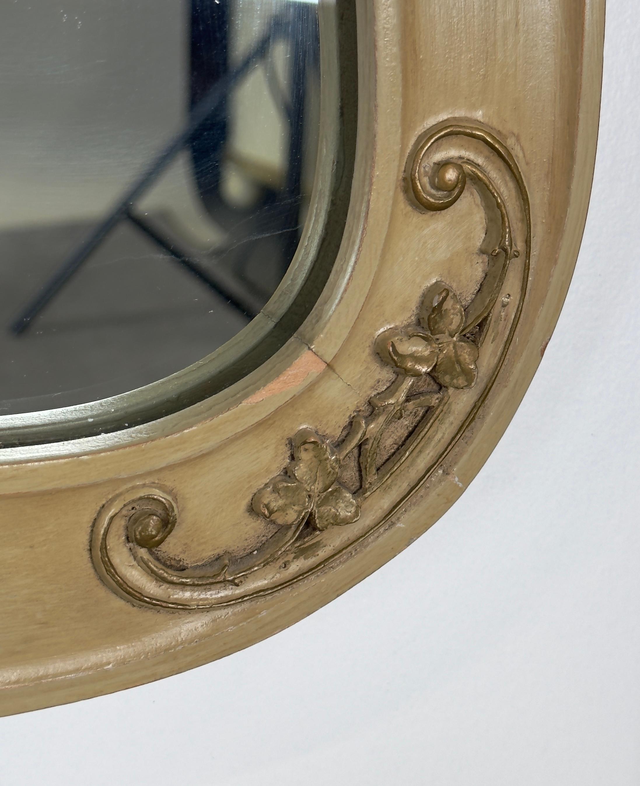 Miroir mural ou de cheminée de style provincial français beige peint à la main à motifs floraux Bon état - En vente à Plainview, NY