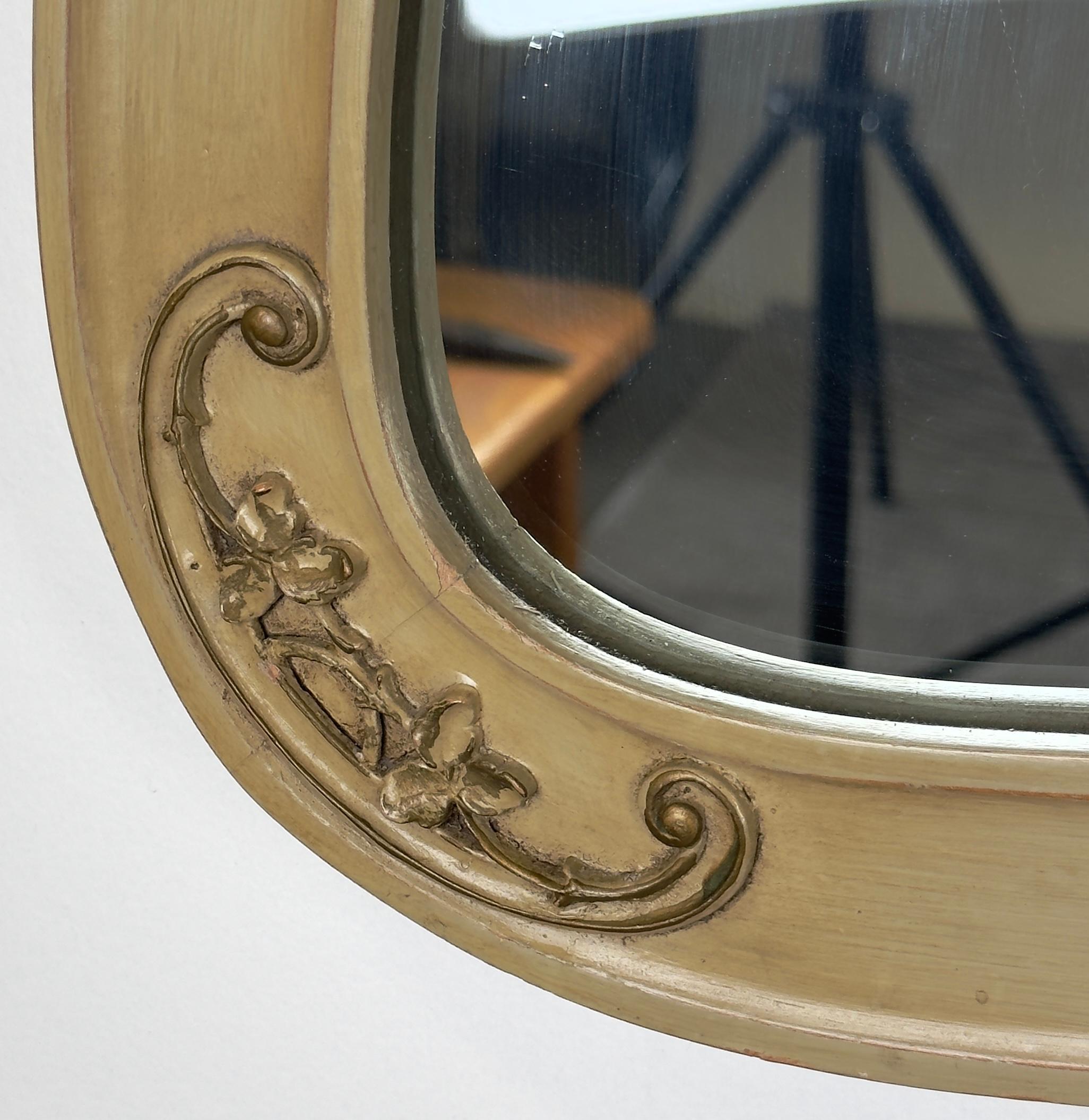 20ième siècle Miroir mural ou de cheminée de style provincial français beige peint à la main à motifs floraux en vente