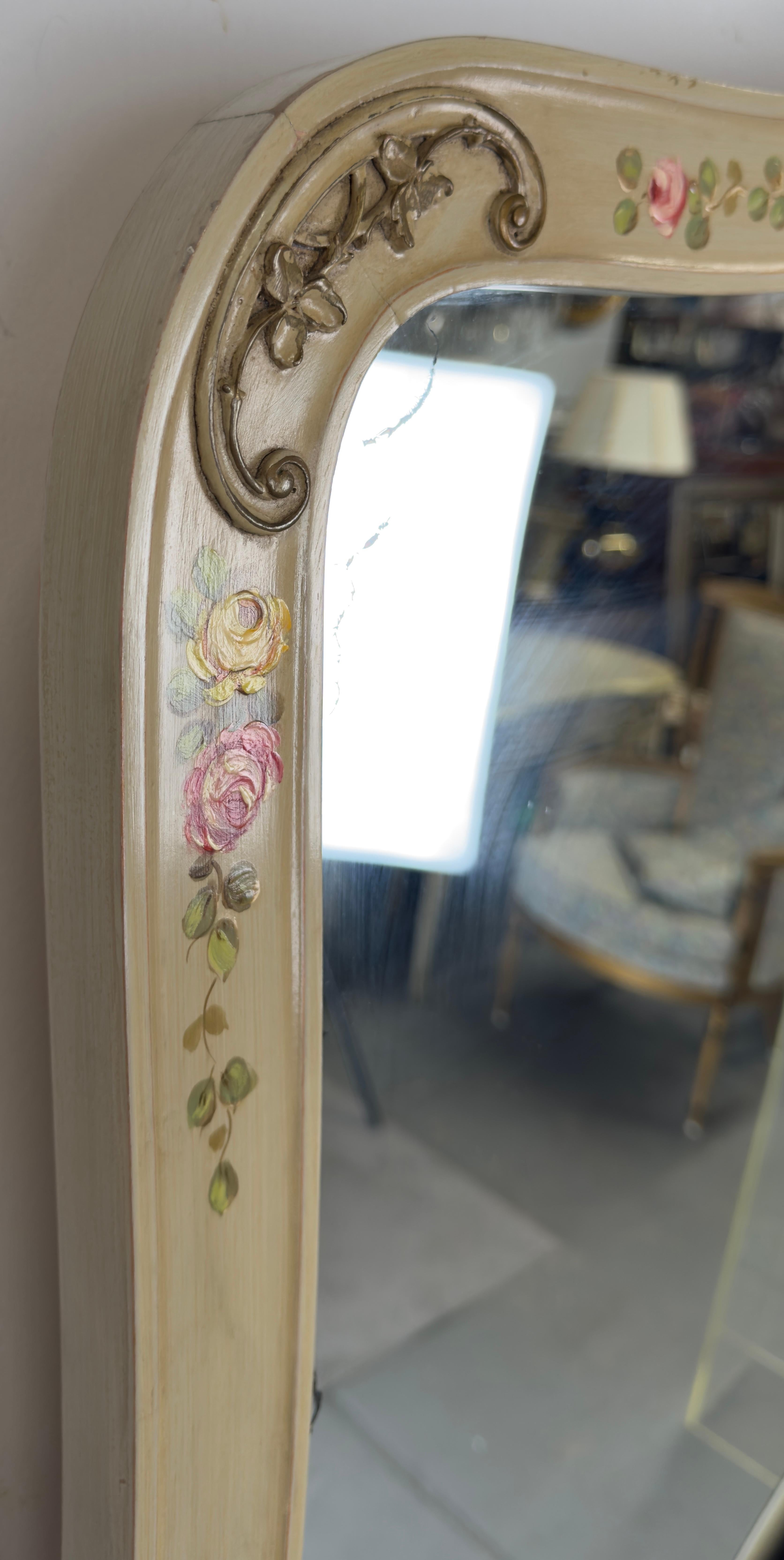 Bois Miroir mural ou de cheminée de style provincial français beige peint à la main à motifs floraux en vente
