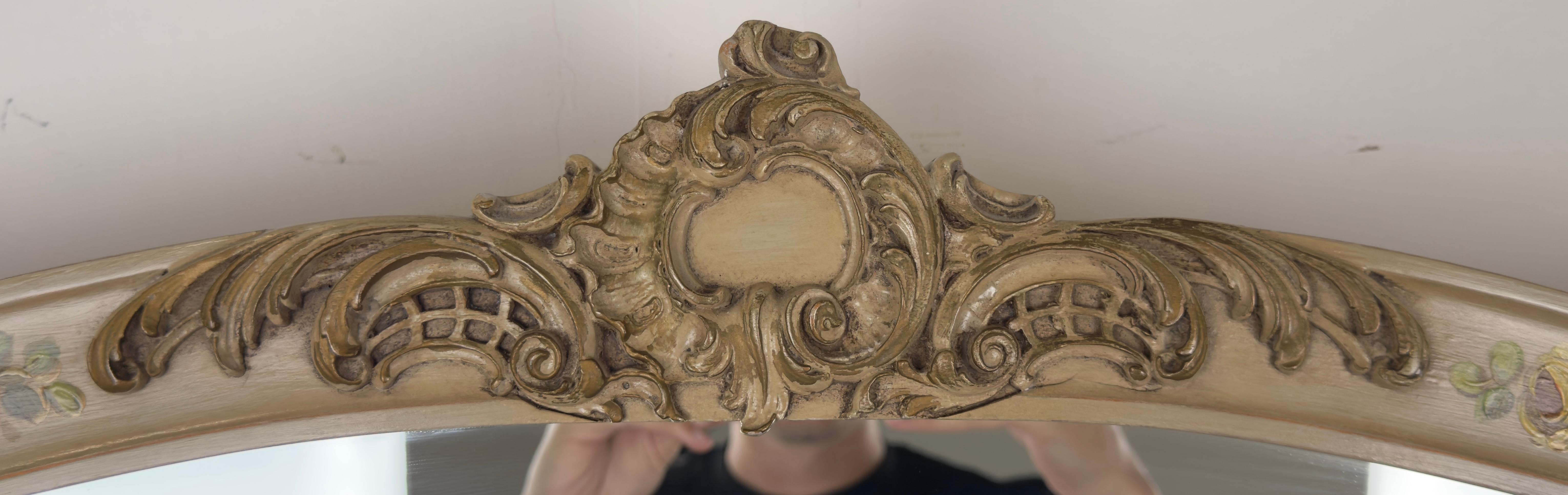 Miroir mural ou de cheminée de style provincial français beige peint à la main à motifs floraux en vente 1