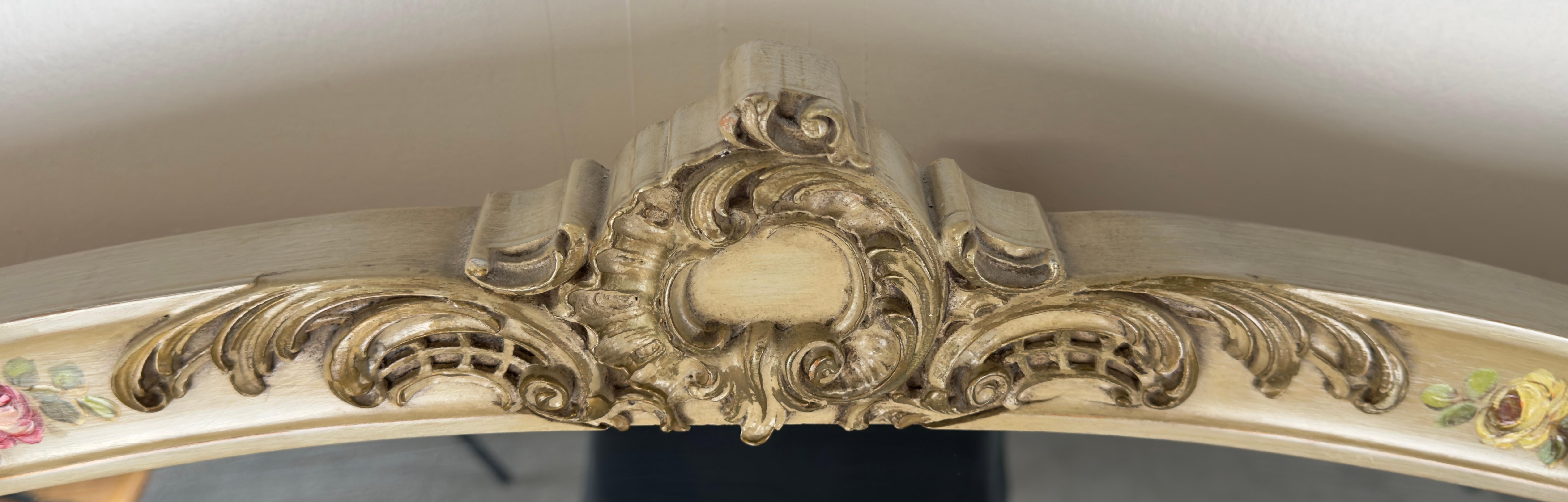 Miroir mural ou de cheminée de style provincial français beige peint à la main à motifs floraux en vente 2