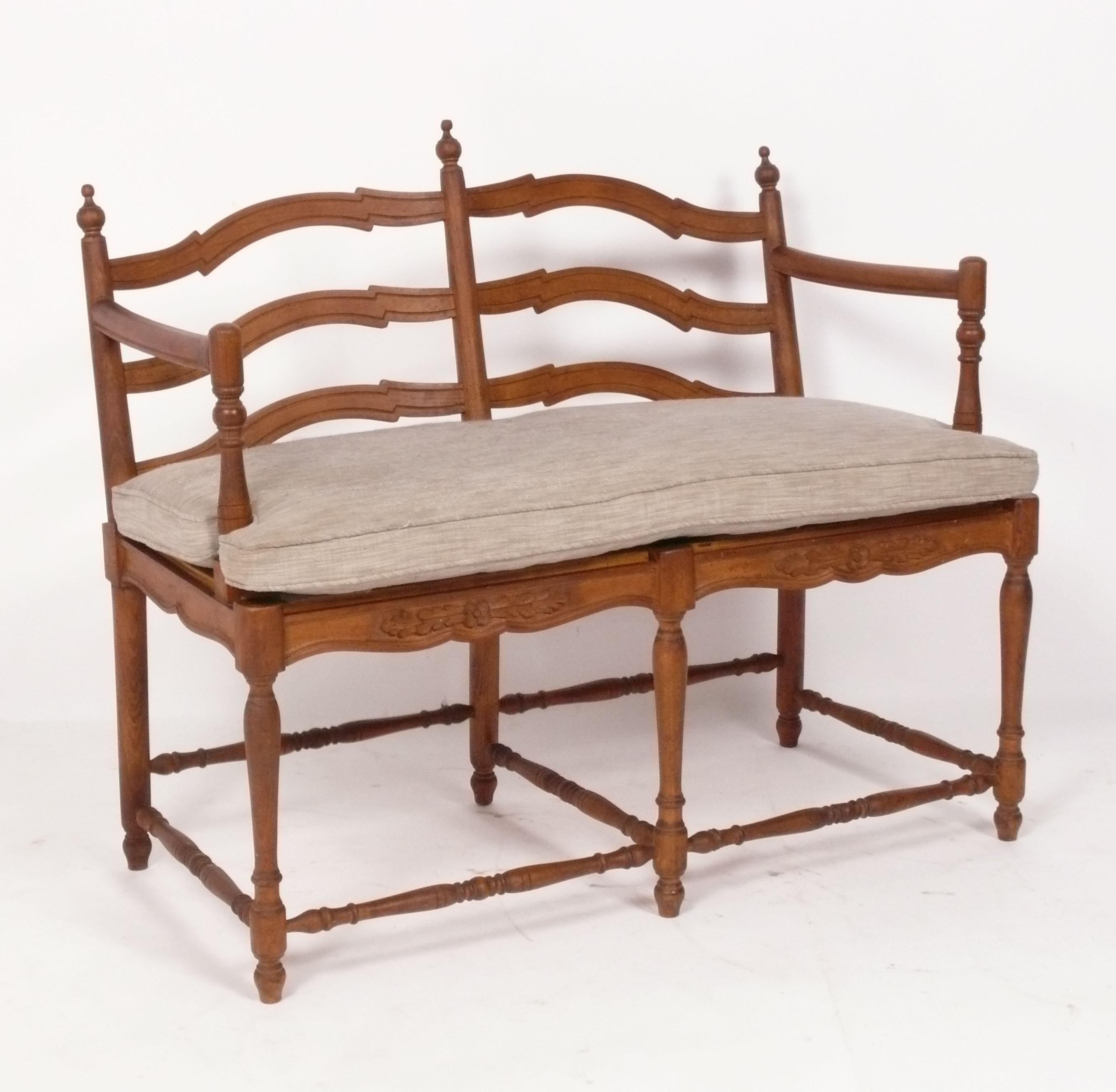 Banc de style provincial français, France, vers les années 1950. Il est actuellement en cours de re-tapisserie et peut être complété dans votre tissu. Il suffit de nous envoyer 3 mètres de votre tissu après l'achat. 