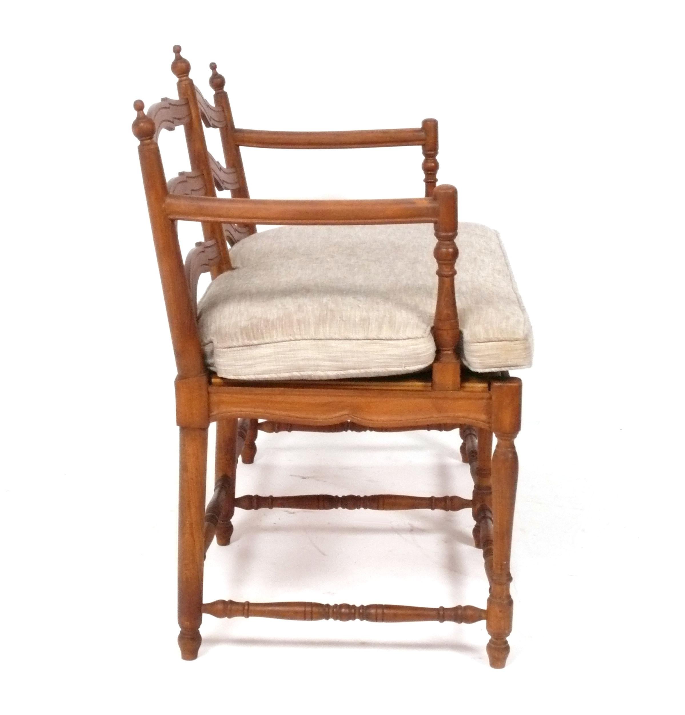 Provincial français Banc de style provincial français France circa 1950s Reupholstered In Your Fabric en vente