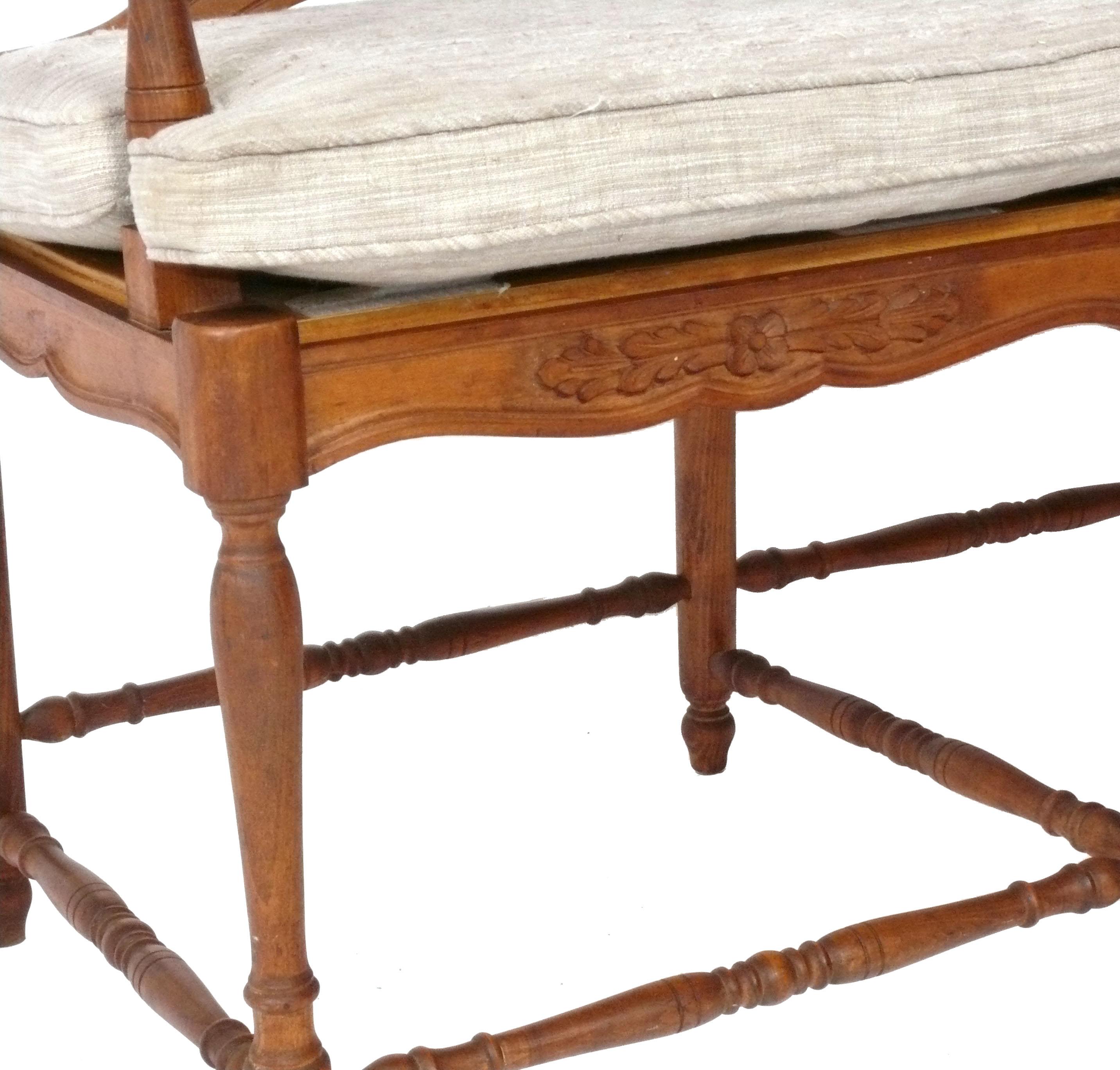 Banc de style provincial français France circa 1950s Reupholstered In Your Fabric Bon état - En vente à Atlanta, GA