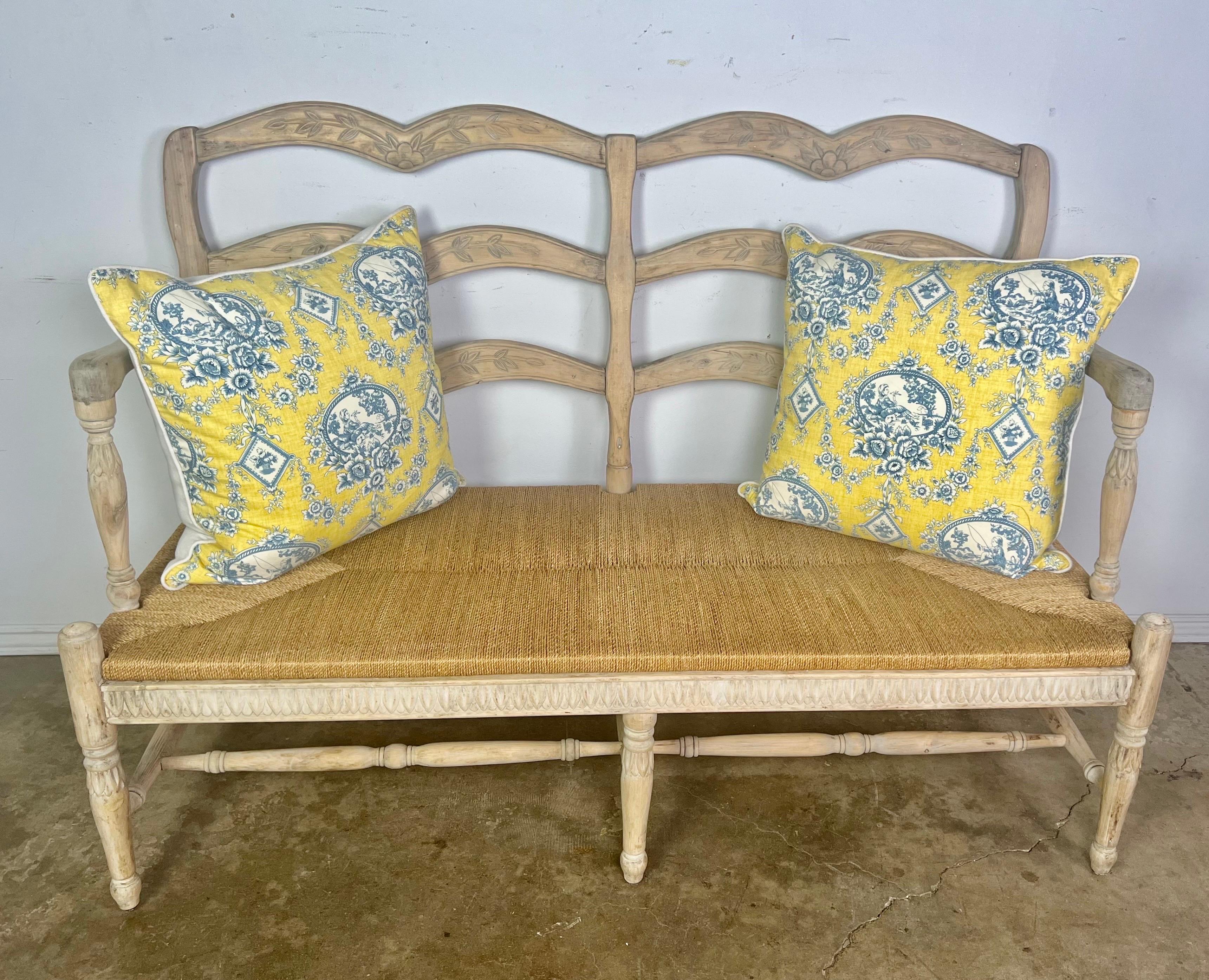 Banc de style provincial français avec siège en jonc et coussin en cuir en vente 8