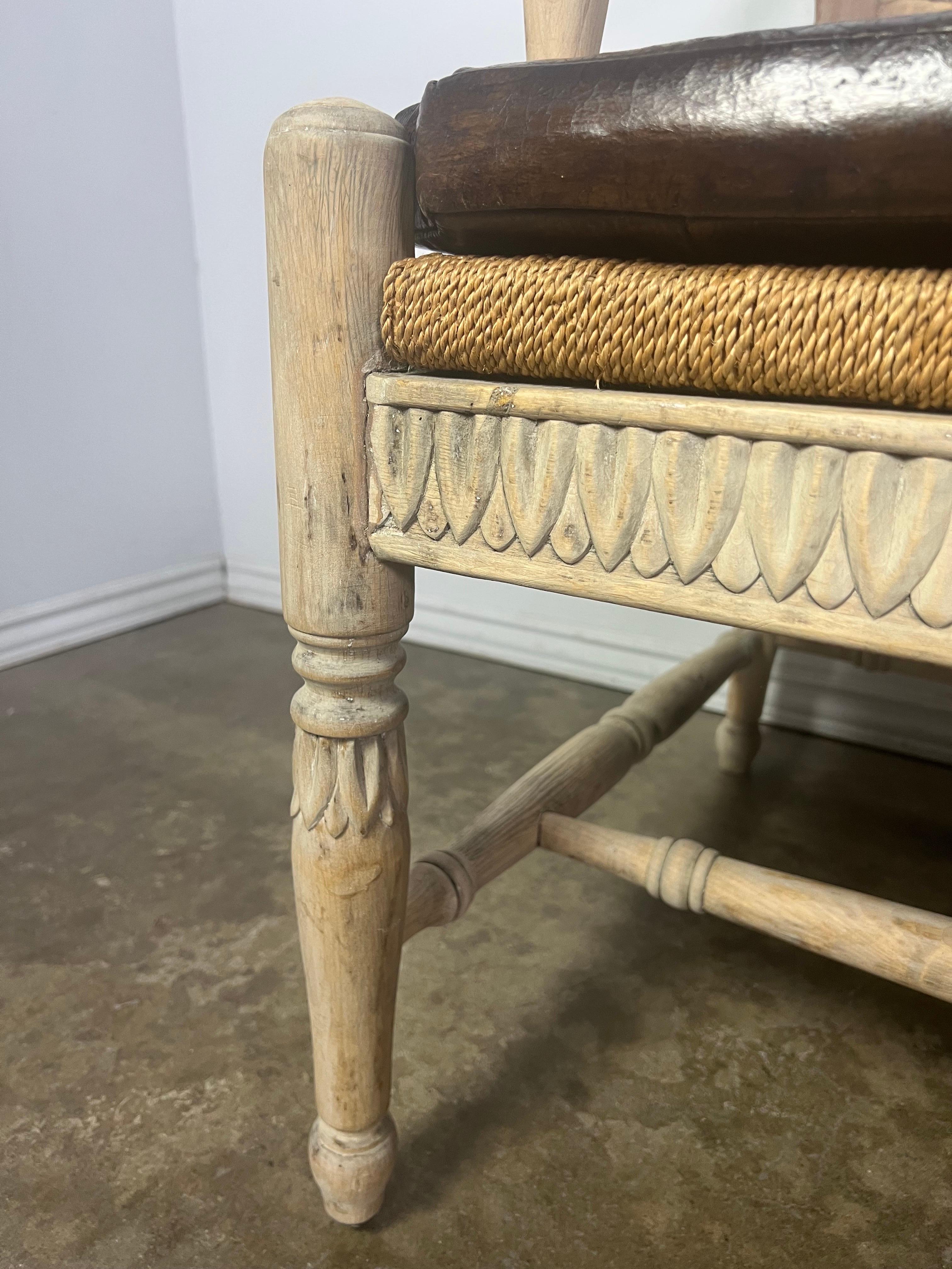 Banco de Estilo Provincial Francés con Asiento y Cojín de Cuero mediados del siglo XX en venta