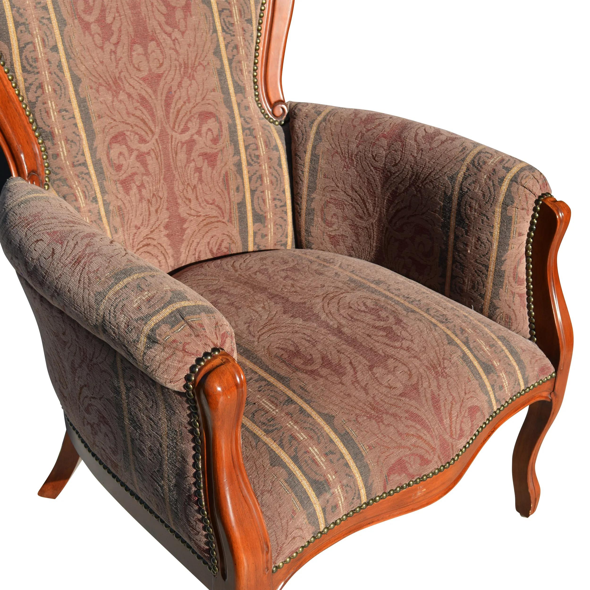 Il s'agit d'une magnifique bergère de style provincial français, tapissée d'un beau tissu avec des clous en laiton le long de la bordure. Le cadre est en noyer riche, ce qui donne à cette chaise toute sa force. Cette chaise constitue une superbe