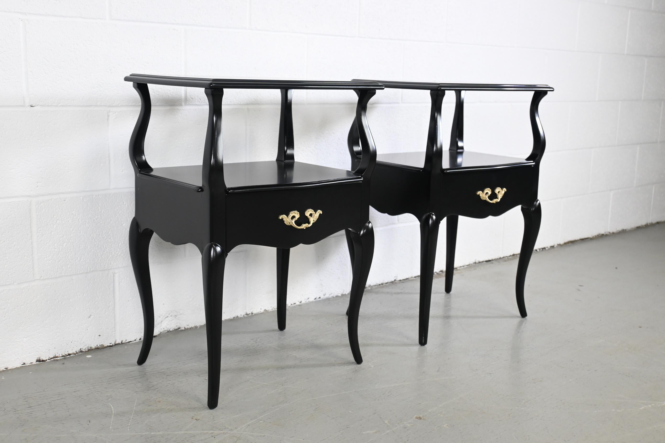 Pair of French Provincial Black Lacquered nightstands with single drawer and Polished Brass Hardware

1950s

18.75 Wide x 15 Deep x 27.25 High

French Provincial style black lacquered pair of nightstands with polished brass hardware and