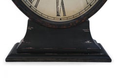 Schwarze Wanduhr im französischen Provinzialstil mit Sockel