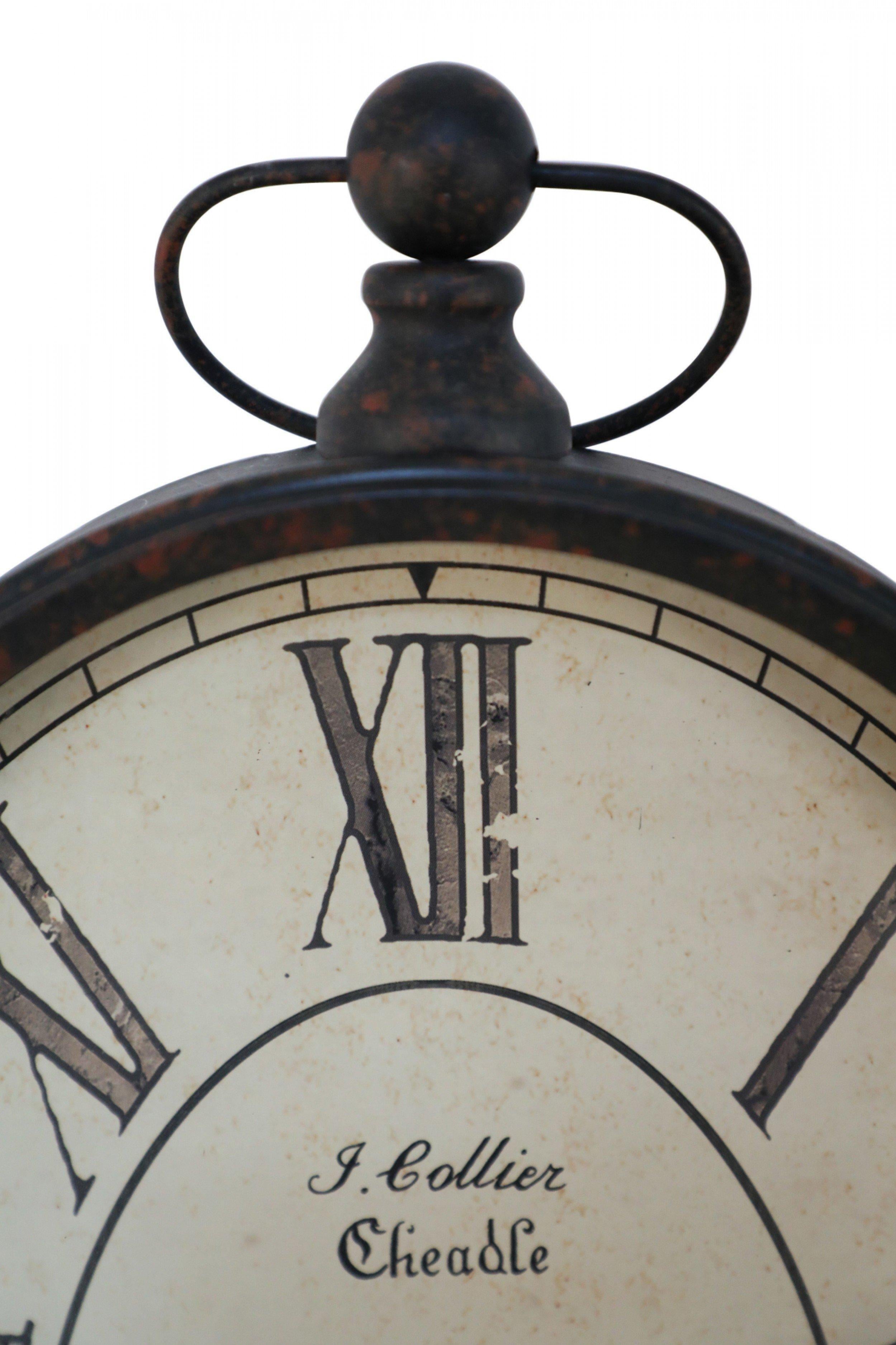 Reloj de Tole Negro Estilo Provincial Francés con Base siglo XX en venta