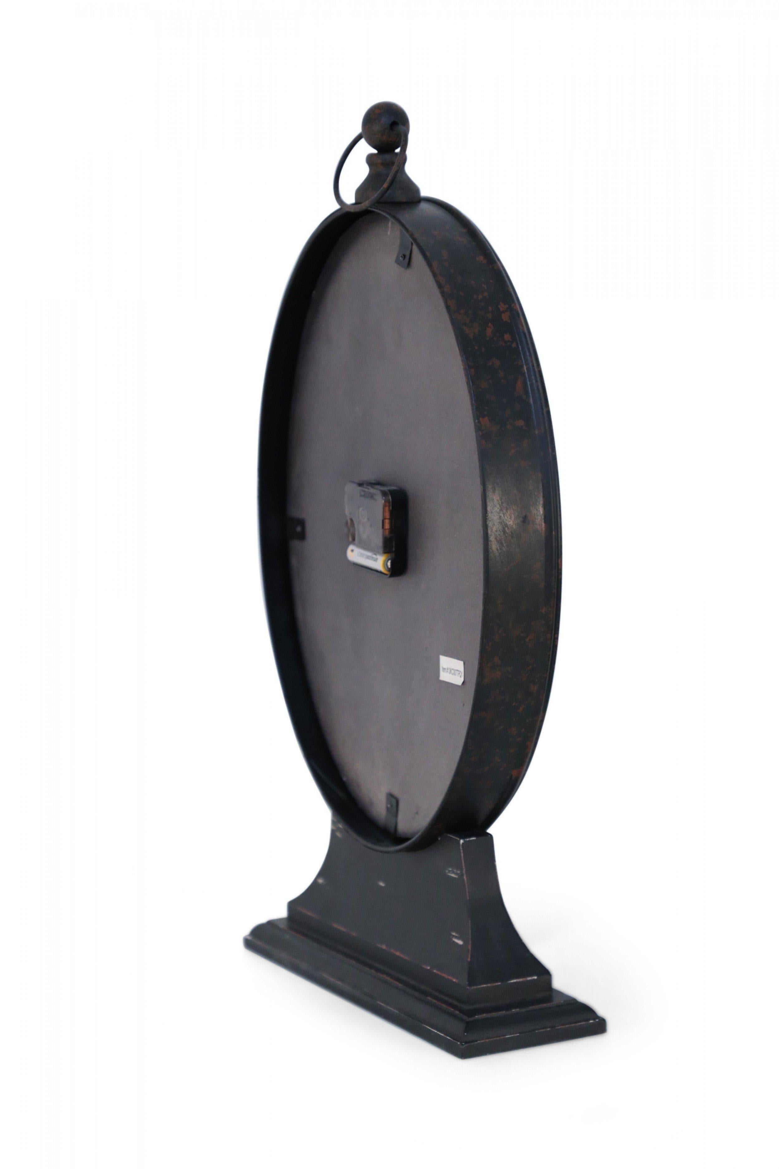 Reloj de Tole Negro Estilo Provincial Francés con Base Metal en venta