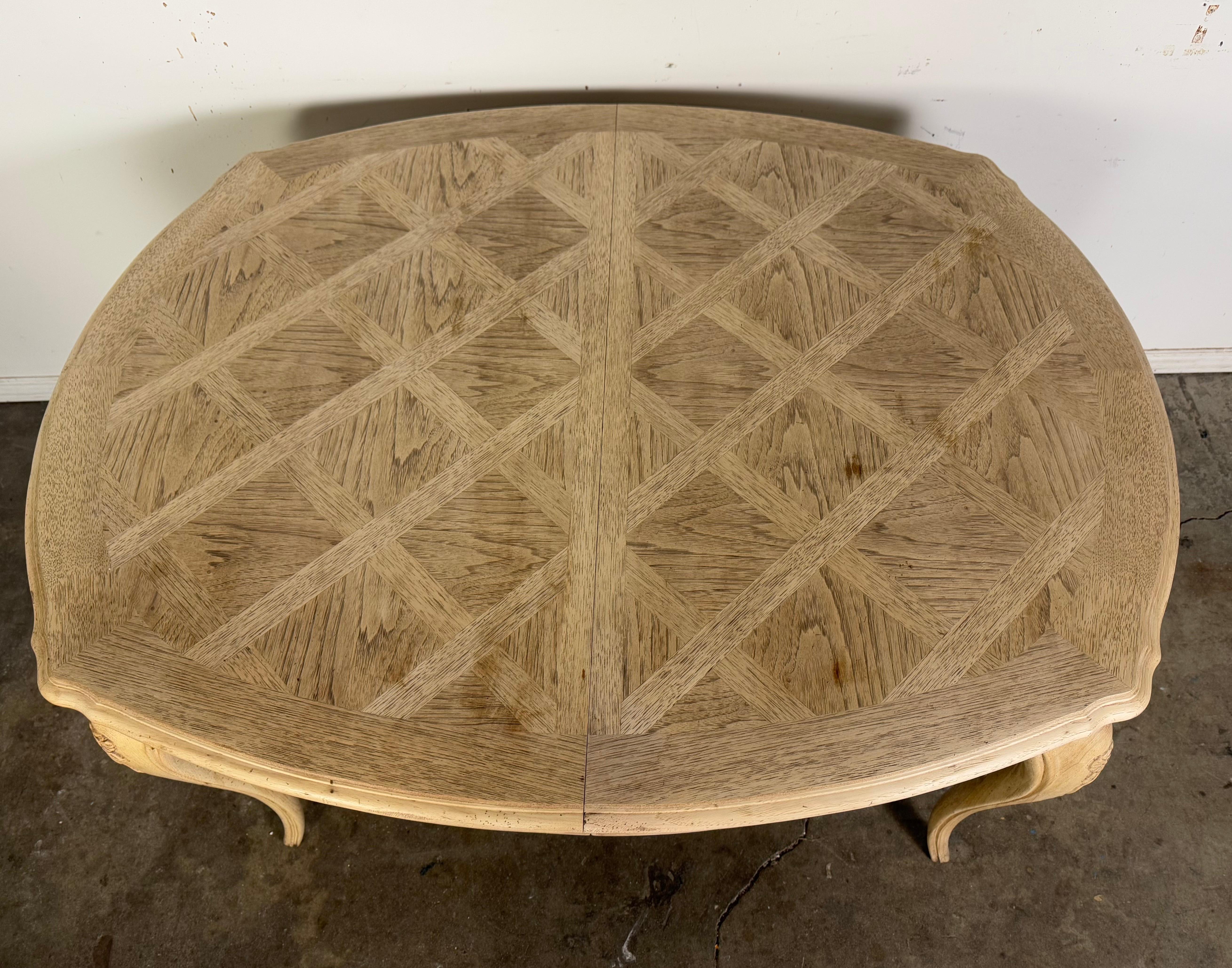 Mesa de comedor blanqueada de estilo provincial francés C. 1930 en venta 2