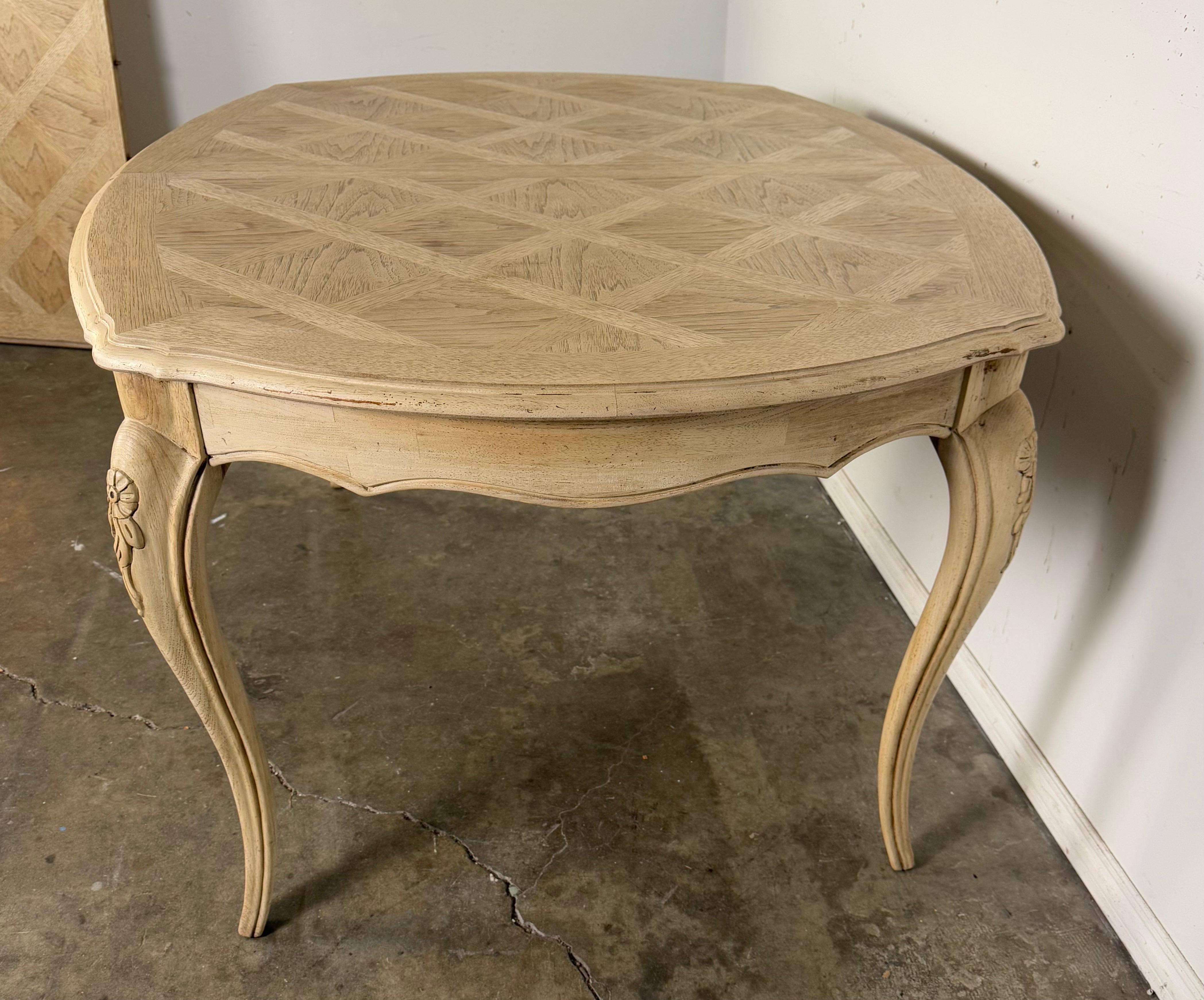 Mesa de comedor blanqueada de estilo provincial francés C. 1930 en venta 4