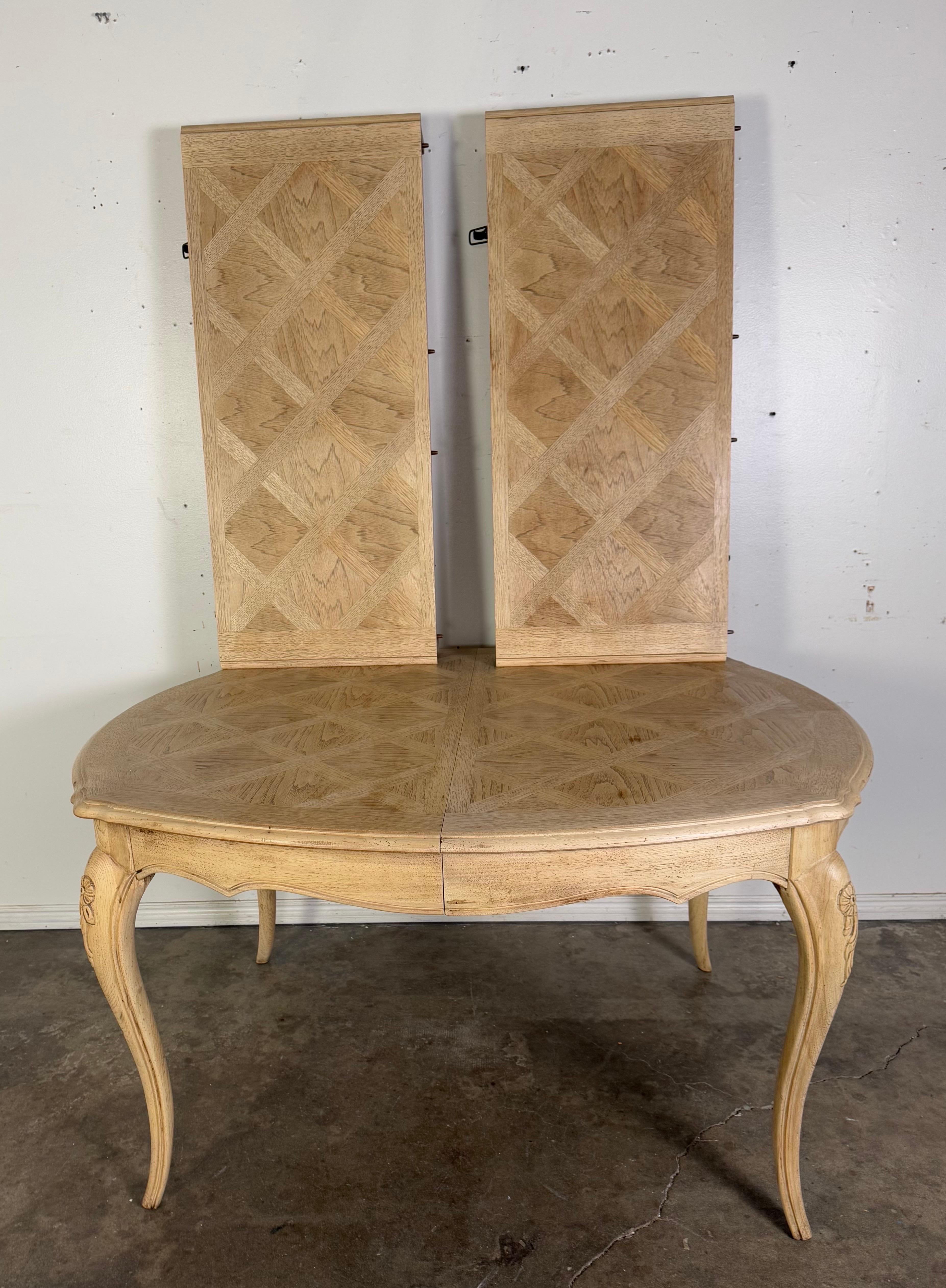 Mesa de comedor blanqueada de estilo provincial francés C. 1930 en venta 7