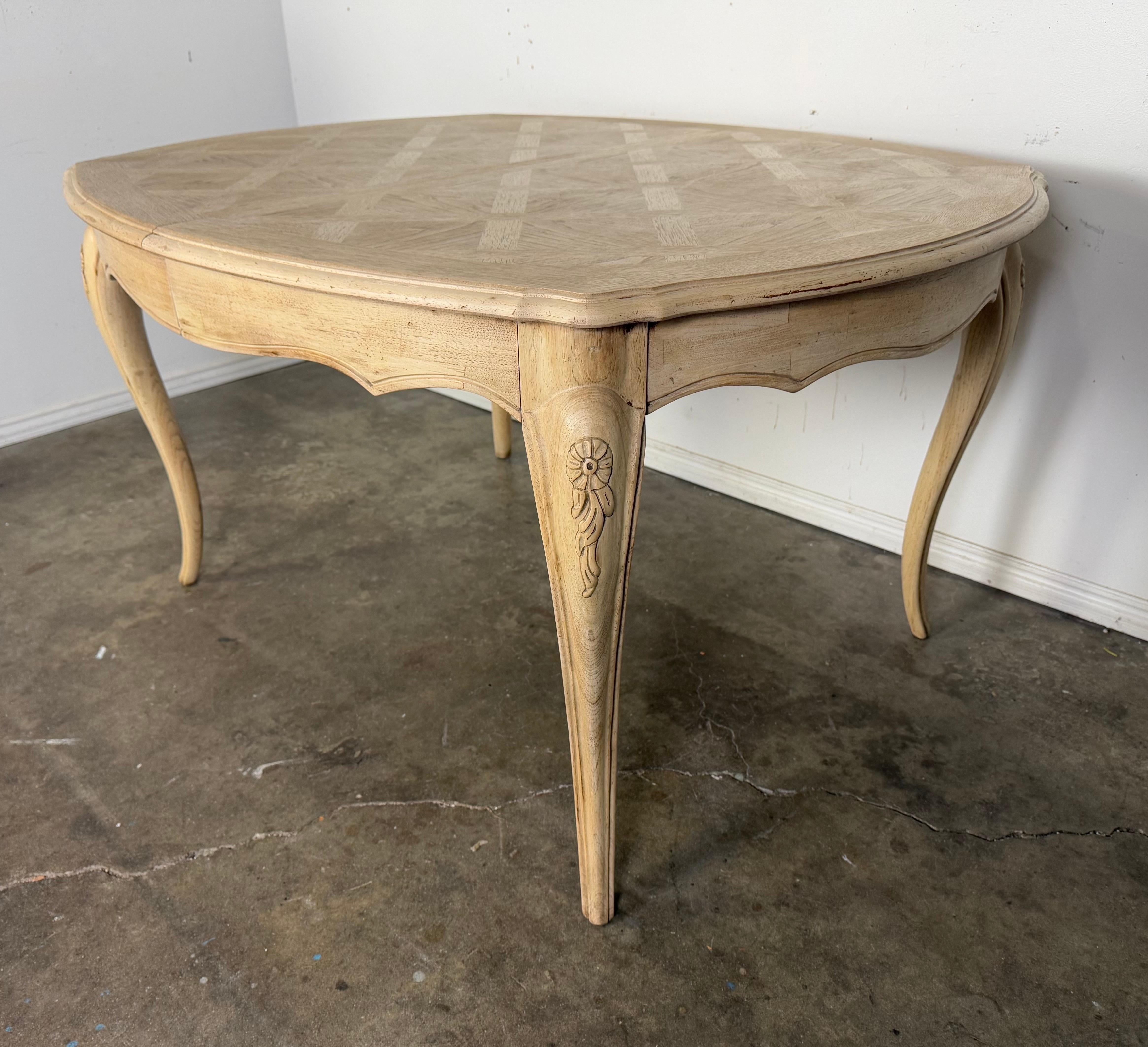 Mesa de comedor blanqueada de estilo provincial francés C. 1930 en venta 8