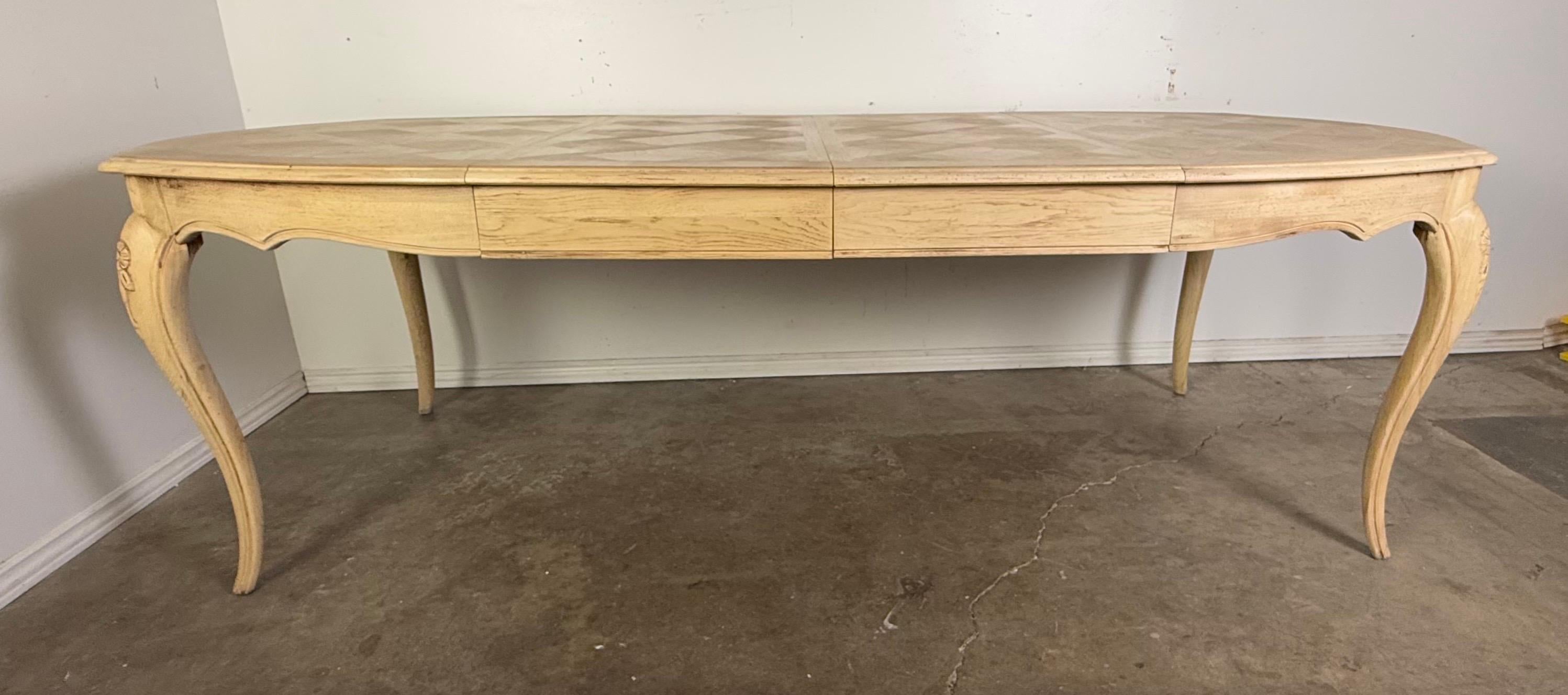 Mesa de comedor blanqueada de estilo provincial francés C. 1930 en venta 10