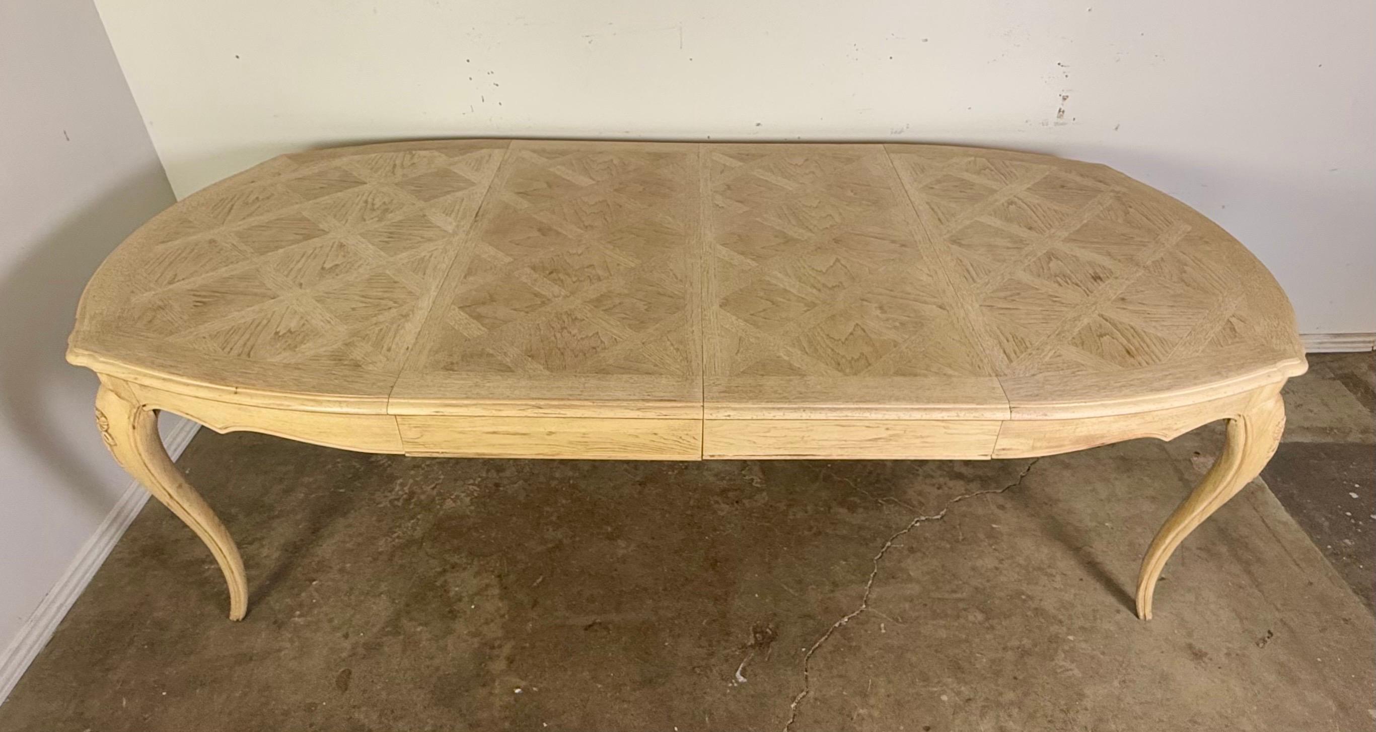 Mesa de comedor blanqueada de estilo provincial francés C. 1930 Provincial francés en venta