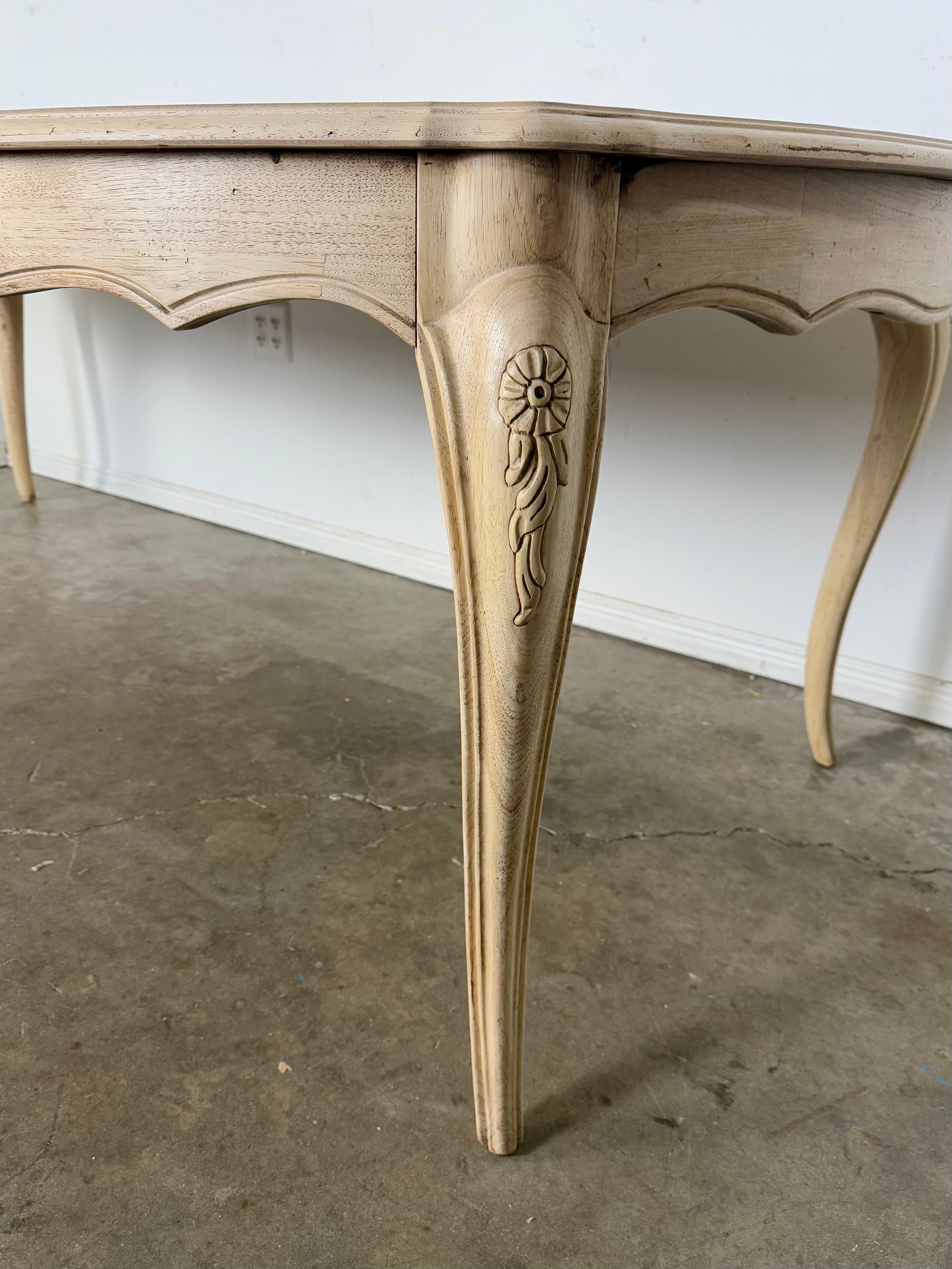 Mesa de comedor blanqueada de estilo provincial francés C. 1930 Blanqueado en venta