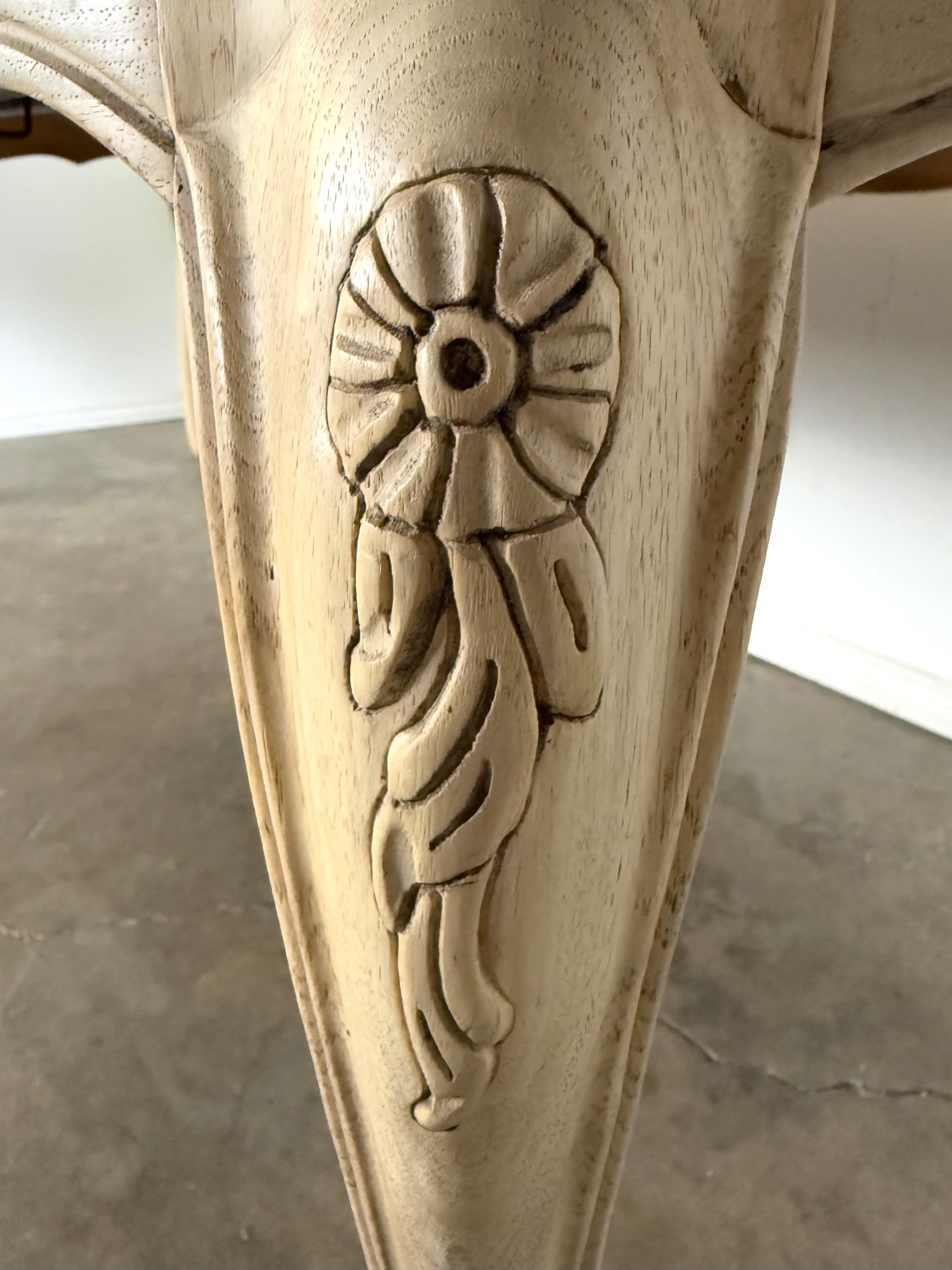 Mesa de comedor blanqueada de estilo provincial francés C. 1930 Nogal en venta