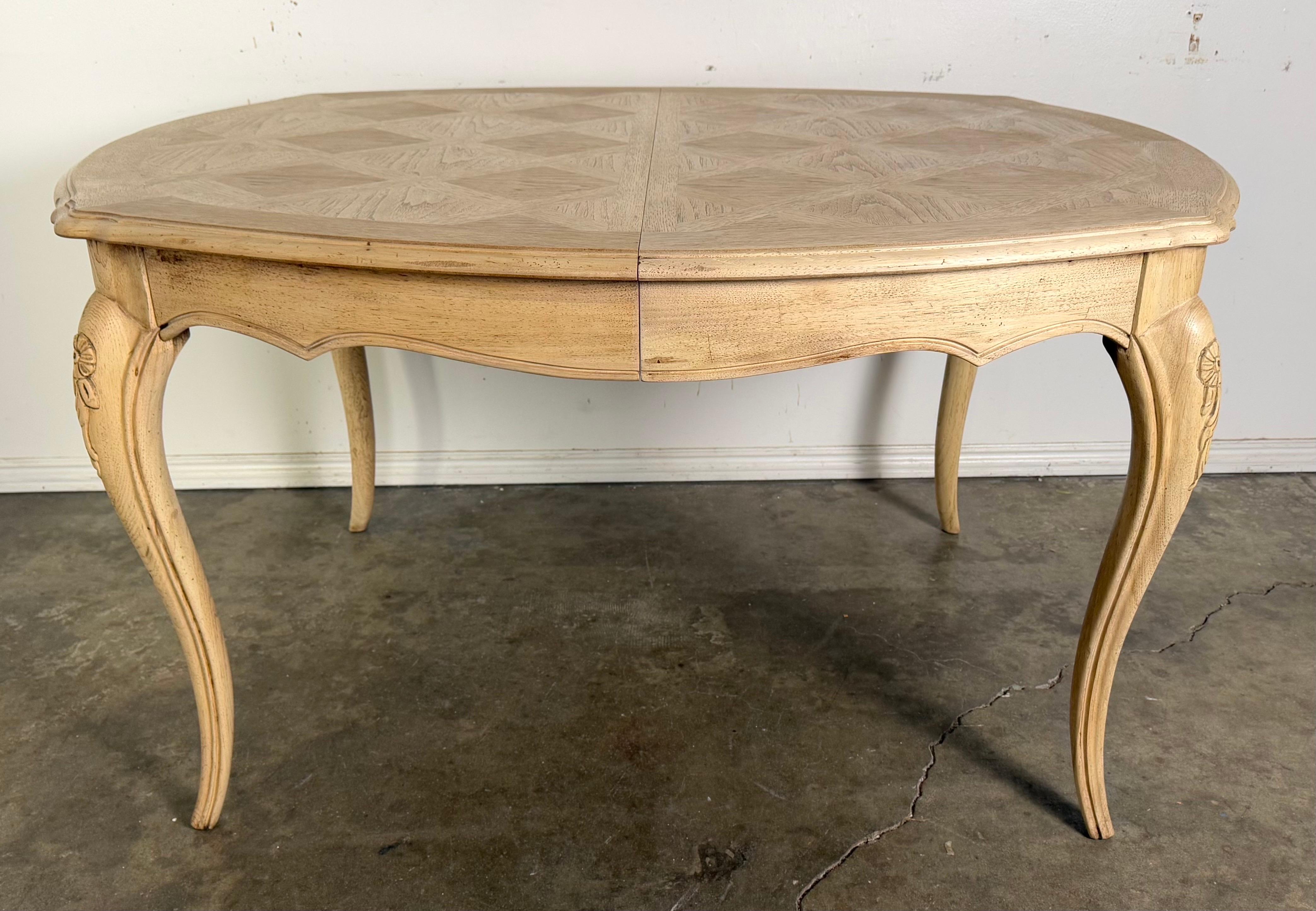 Mesa de comedor blanqueada de estilo provincial francés C. 1930 en venta 1