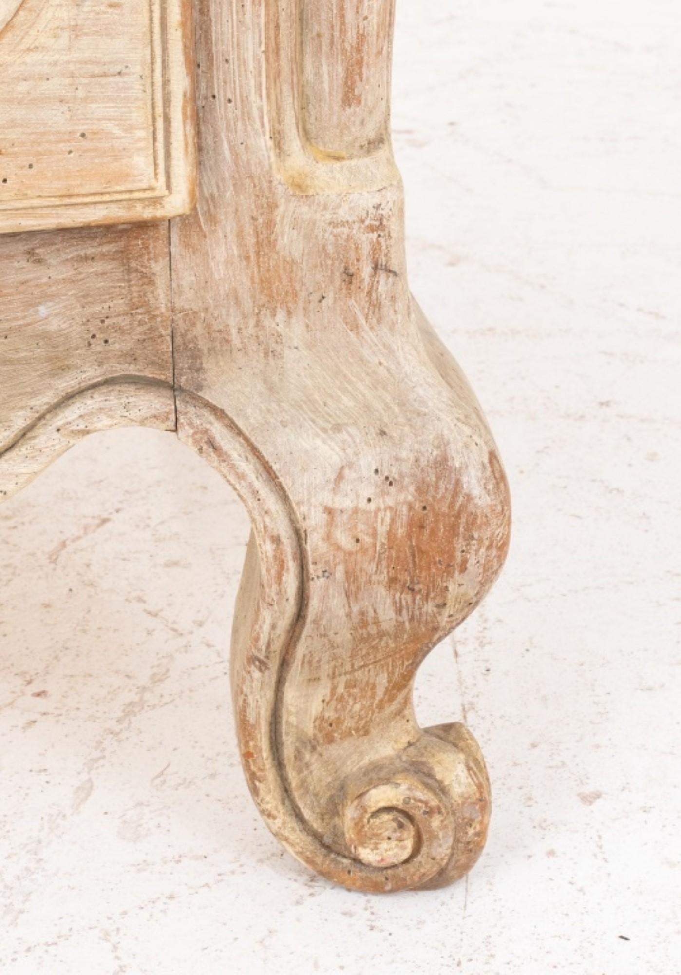 Coffre à bombes en bois dur de style provincial français

Style : Provincial français
Caractéristiques : Deux tiroirs avec des accents floraux sculptés, des poignées en métal en forme de feuillage, et reposant sur quatre pieds à