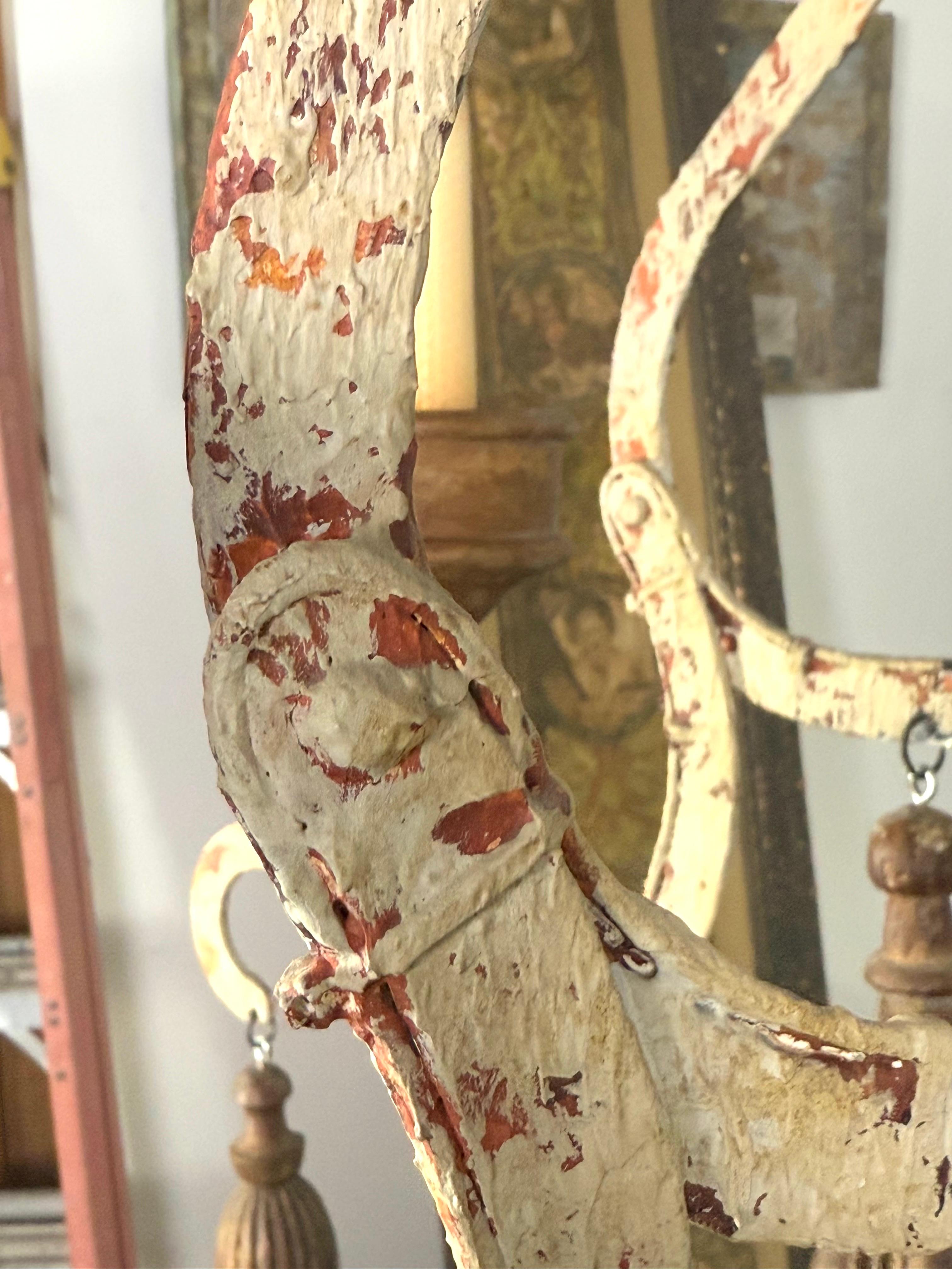 Il lampadario in stile provinciale francese di Niermann Weeks è disponibile in coppia in vendita 3