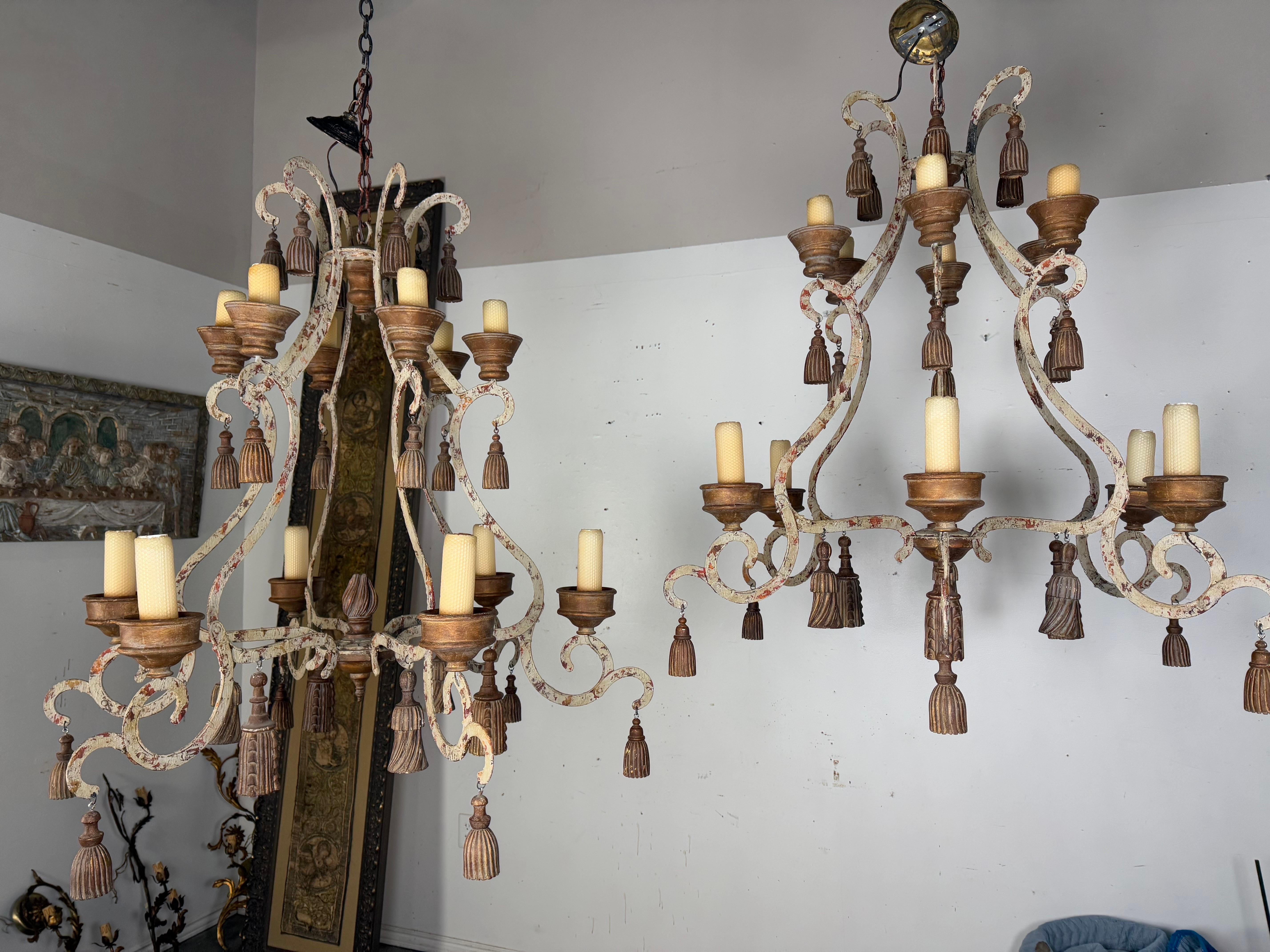 Il lampadario in stile provinciale francese di Niermann Weeks è disponibile in coppia in vendita 5