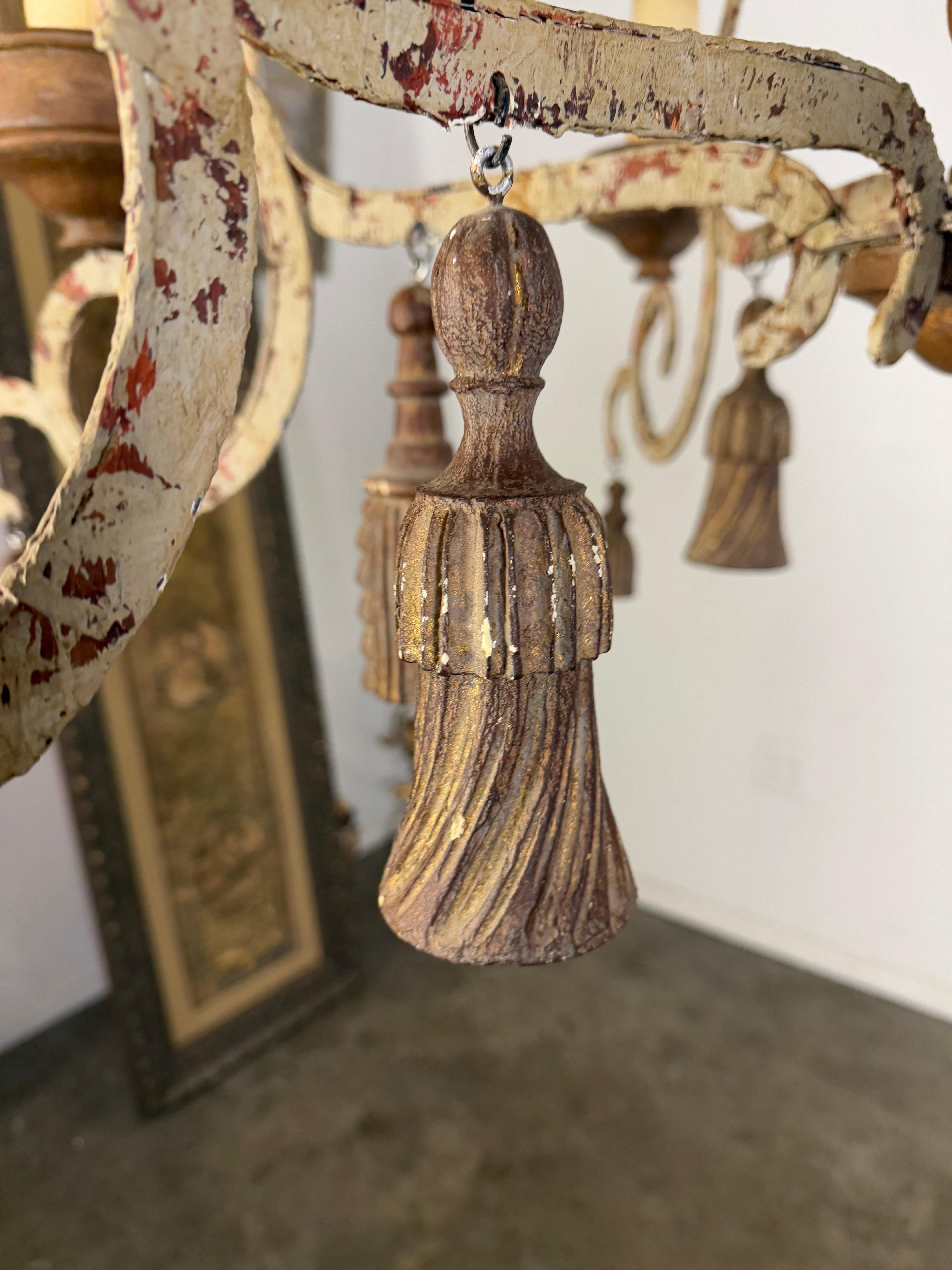Pittura Il lampadario in stile provinciale francese di Niermann Weeks è disponibile in coppia in vendita