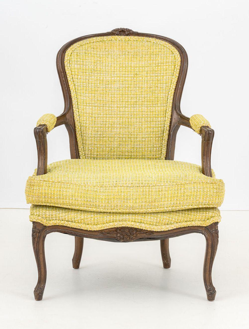 Bergère tapissée en chartreuse de style provincial français, crête florale sculptée, étiquette Bobrosky Custom Furniture sur le dessous. 37.5