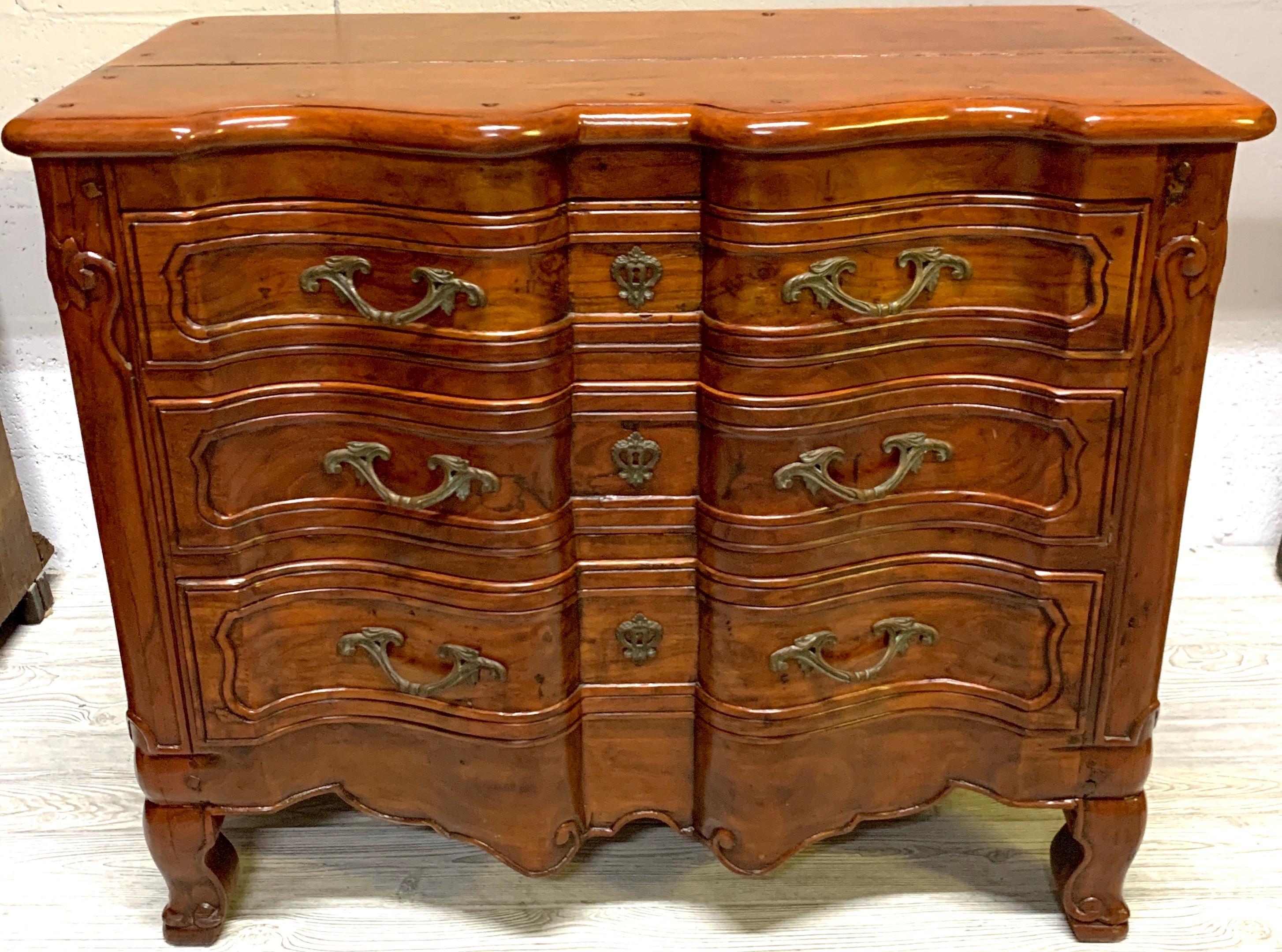 French Provincial style cherry block front commode, with block front case, of heavy dowel construction, fitted with four 33.5