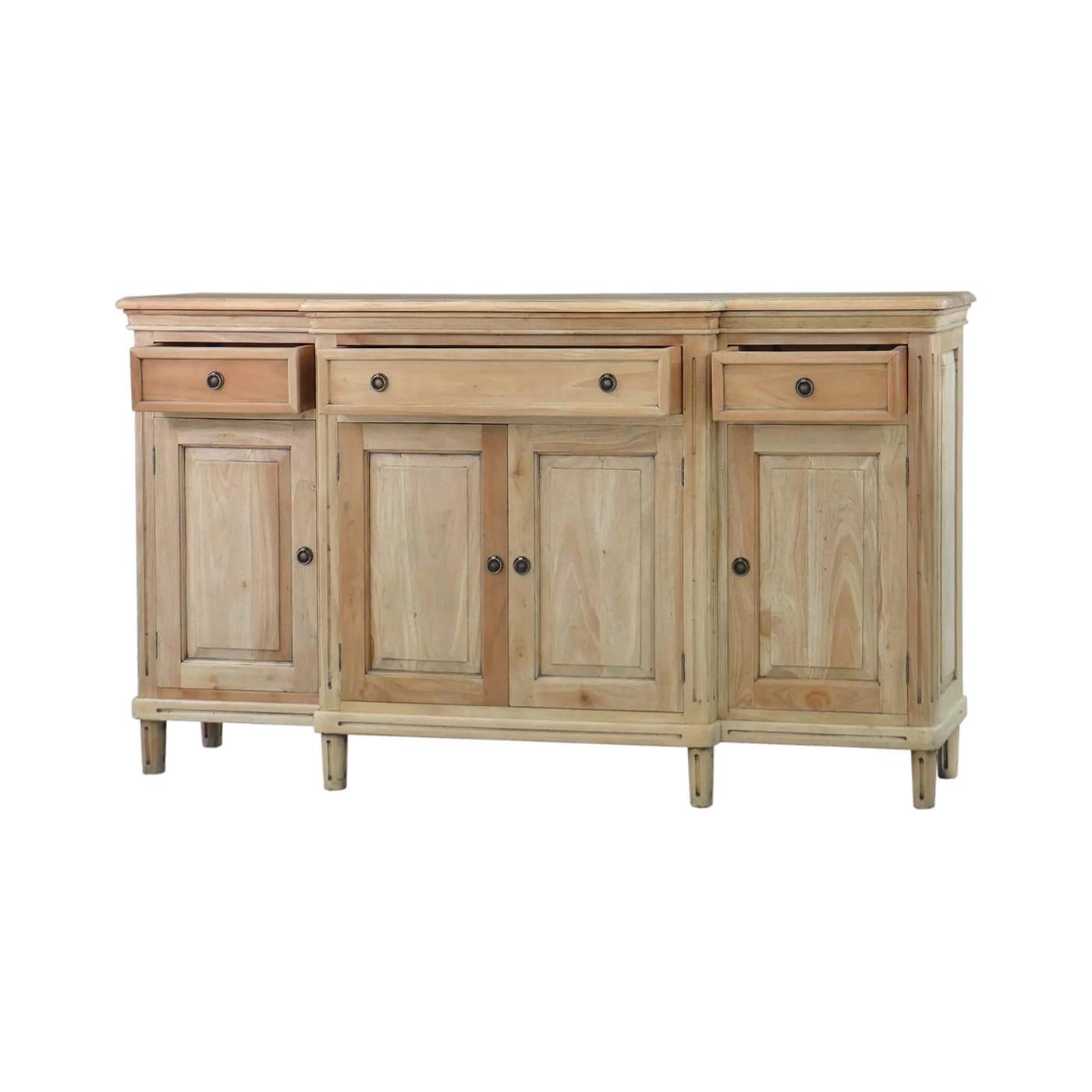 Questa credenza, che coniuga perfettamente l'estetica vintage con la funzionalità pratica, è rifinita con una leggera finitura Fruitwood.  

Il design French Provincial è caratterizzato da dettagli intricati e da una bella forma del frontale, che ne