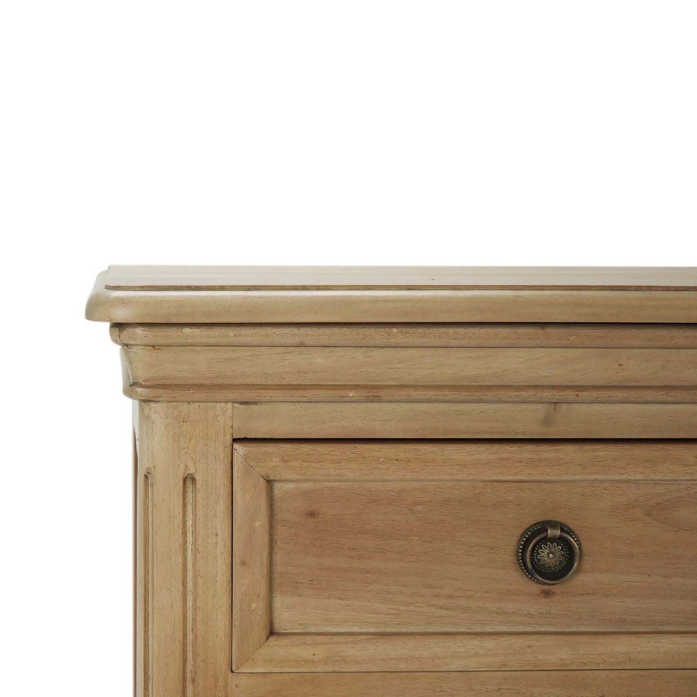 Credenza in stile provinciale francese - Legno di frutta In condizioni Nuovo in vendita a Westwood, NJ