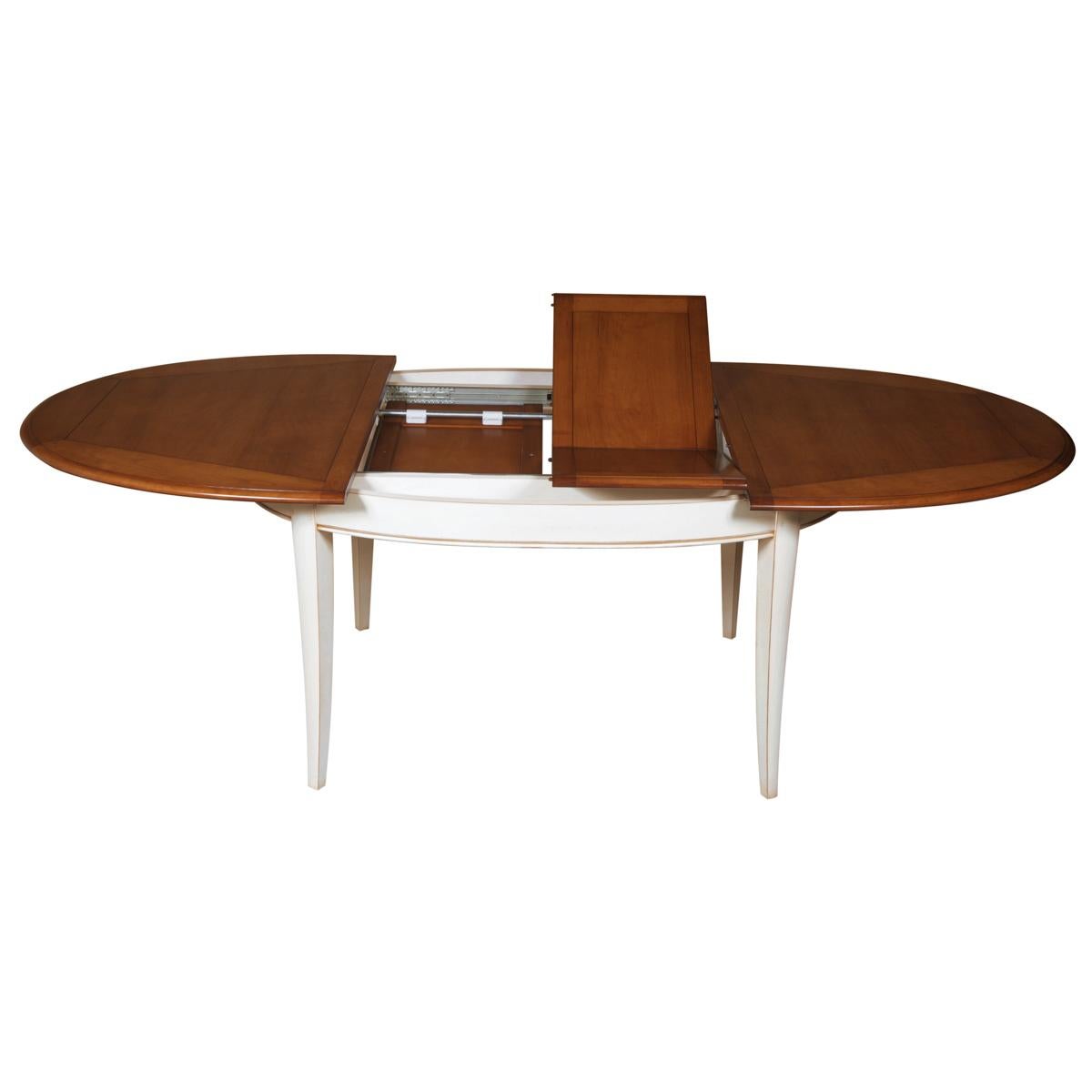 Ausziehbarer ovaler Tisch im französischen Provinzstil mit hellweißer cremefarbener Oberfläche (Kampagne) im Angebot