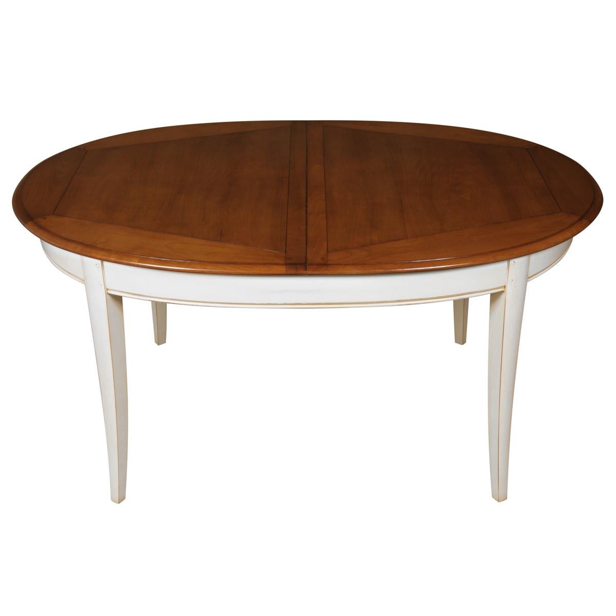 Ausziehbarer ovaler Tisch im französischen Provinzstil mit hellweißer cremefarbener Oberfläche (Kirsche) im Angebot
