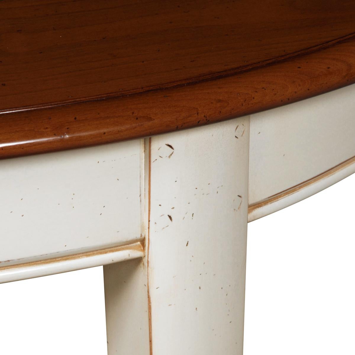 Ausziehbarer ovaler Tisch im französischen Provinzstil mit hellweißer cremefarbener Oberfläche im Angebot 1