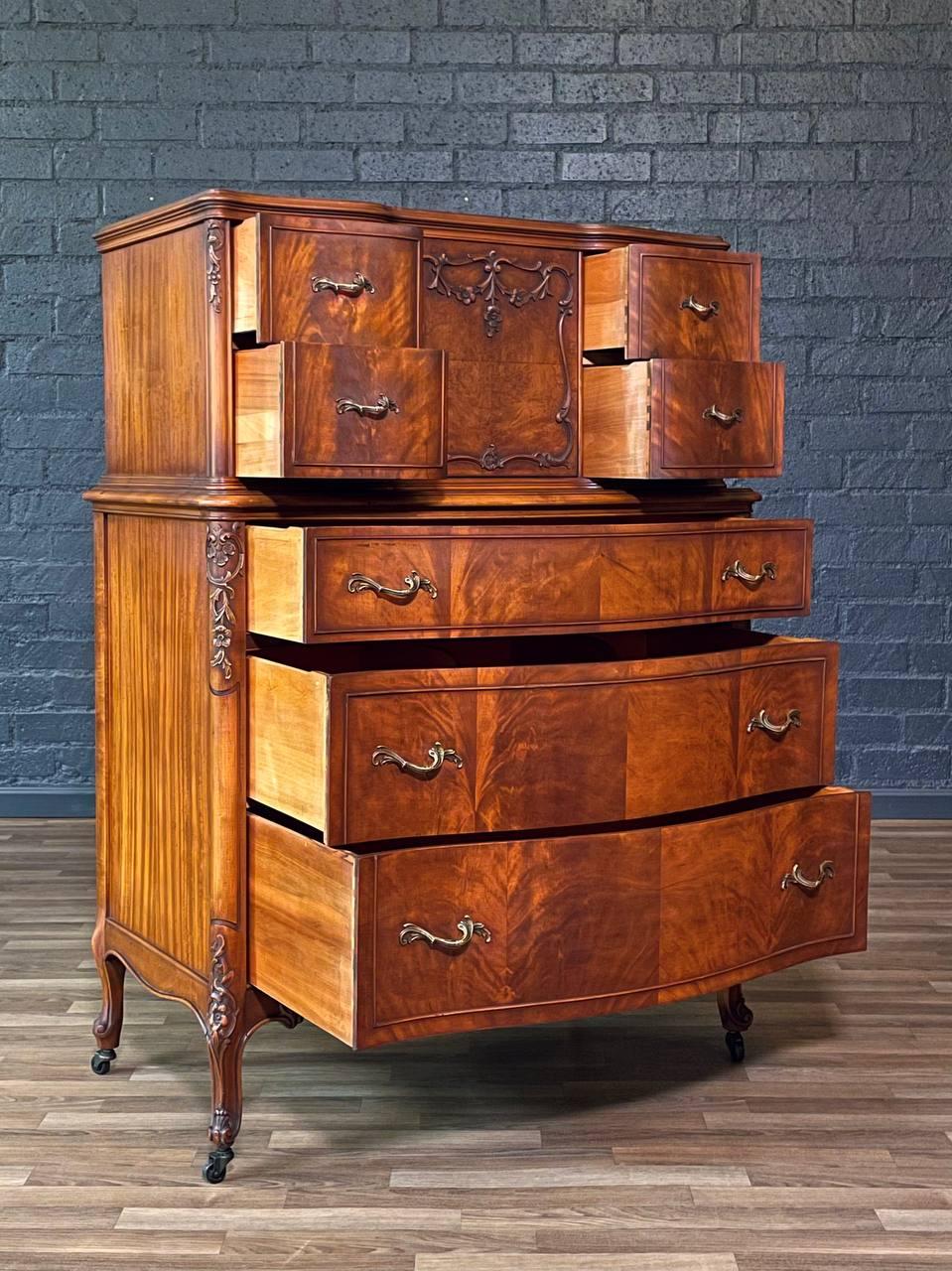 Stile provenzale French Provincial Style Flame Mahognay Highboy Dresser w/ Serpentine Front in vendita