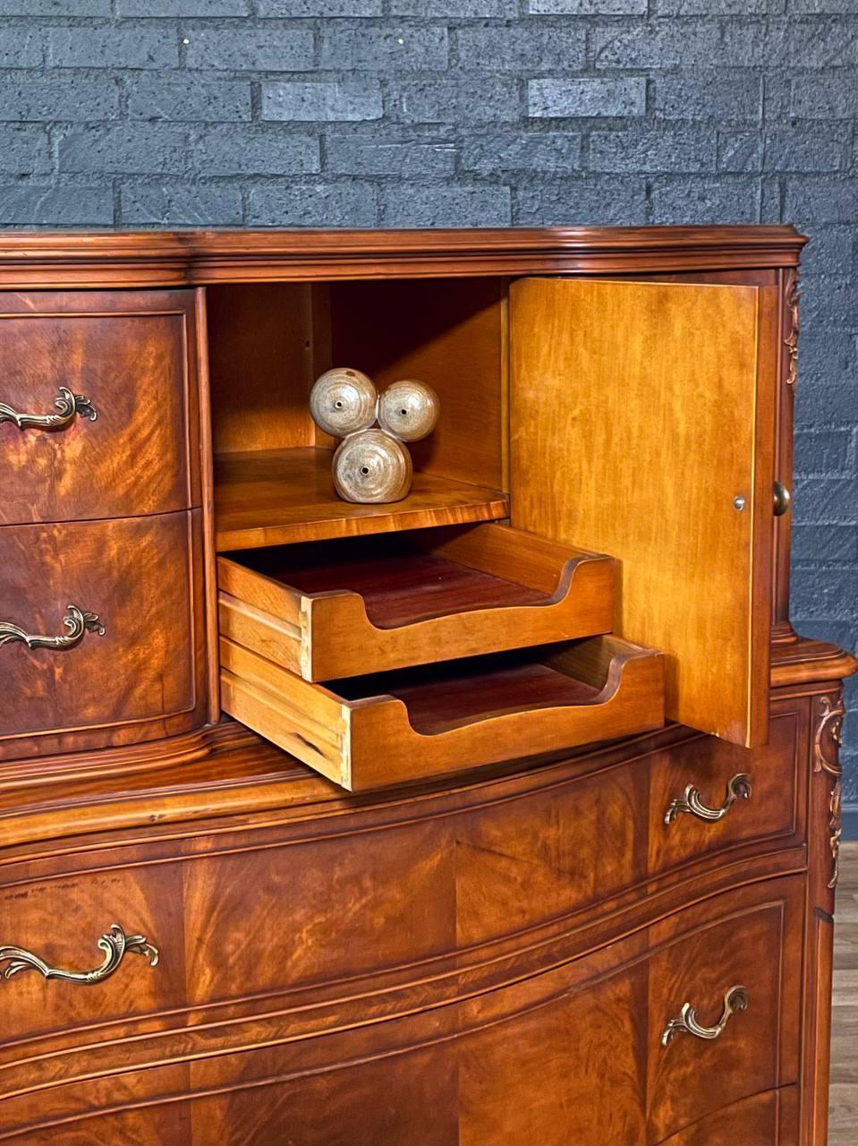 Americano French Provincial Style Flame Mahognay Highboy Dresser w/ Serpentine Front in vendita