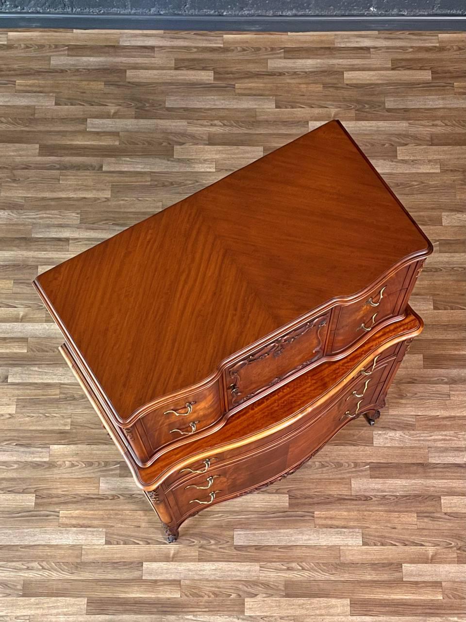 French Provincial Style Flame Mahognay Highboy Dresser w/ Serpentine Front In condizioni buone in vendita a Los Angeles, CA