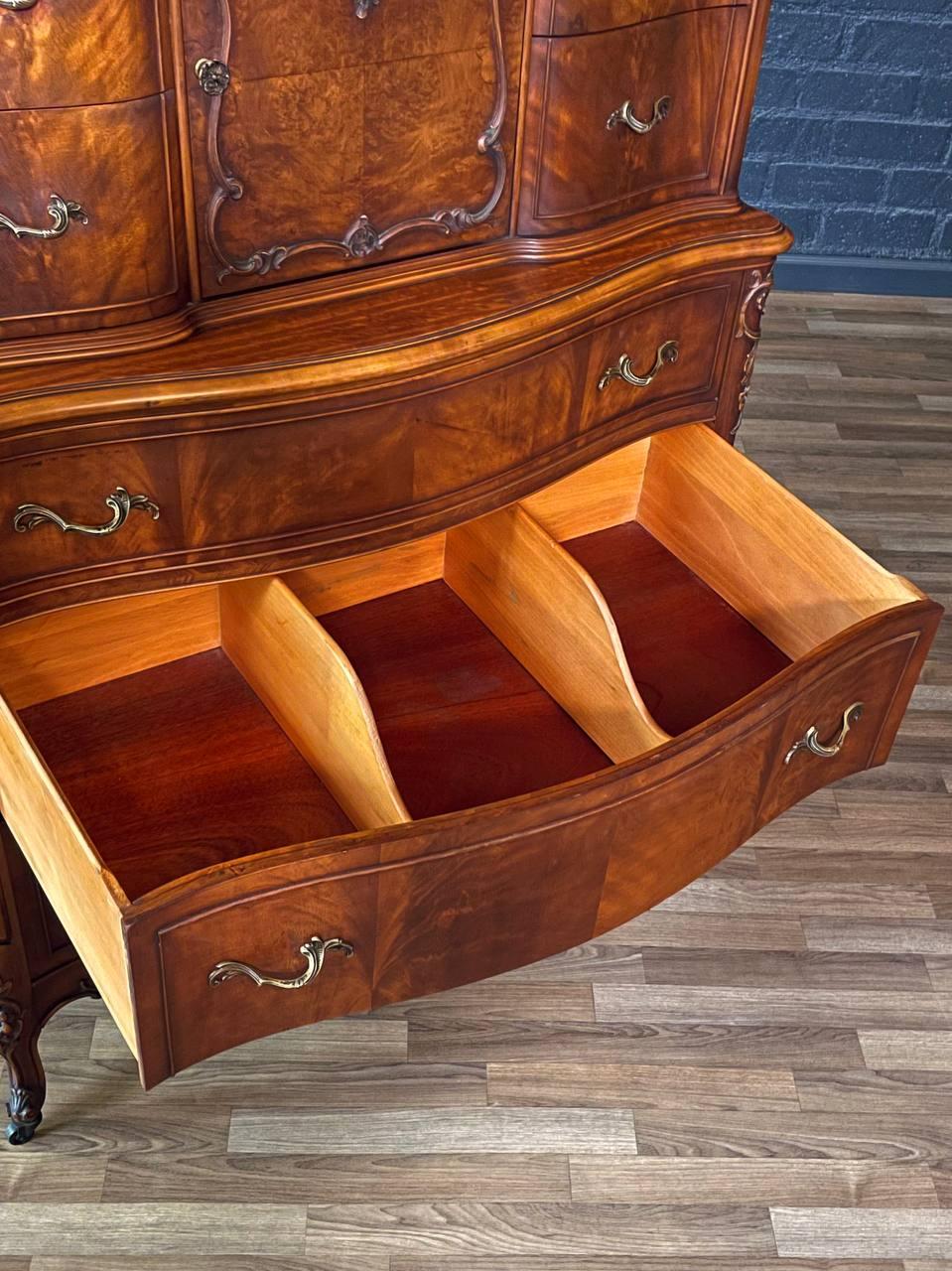 Metà XX secolo French Provincial Style Flame Mahognay Highboy Dresser w/ Serpentine Front in vendita