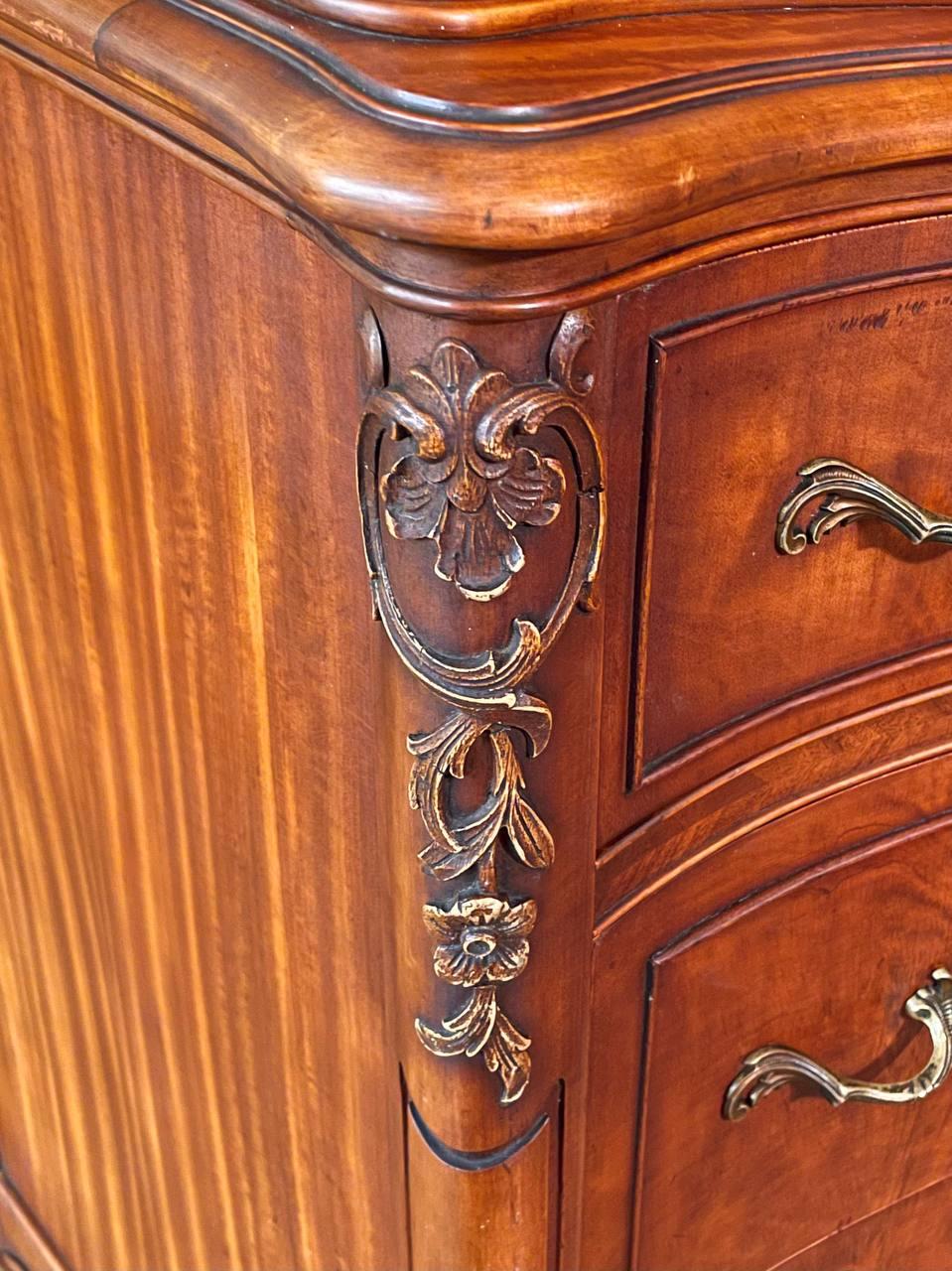 Ottone French Provincial Style Flame Mahognay Highboy Dresser w/ Serpentine Front in vendita