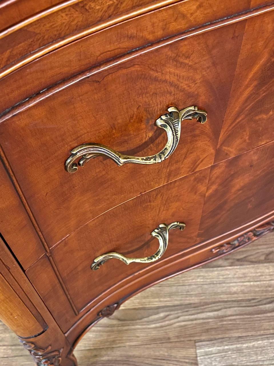 French Provincial Style Flame Mahognay Highboy Dresser w/ Serpentine Front in vendita 1