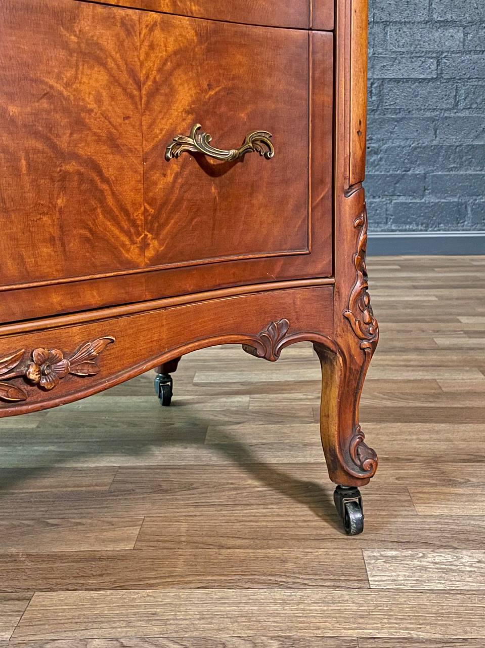 French Provincial Style Flame Mahognay Highboy Dresser w/ Serpentine Front in vendita 2