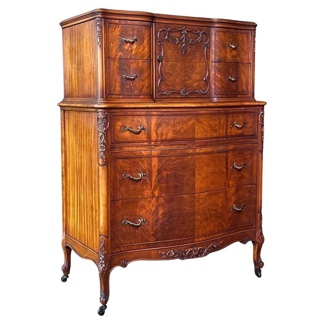 French Provincial Style Flame Mahognay Highboy Dresser w/ Serpentine Front in vendita